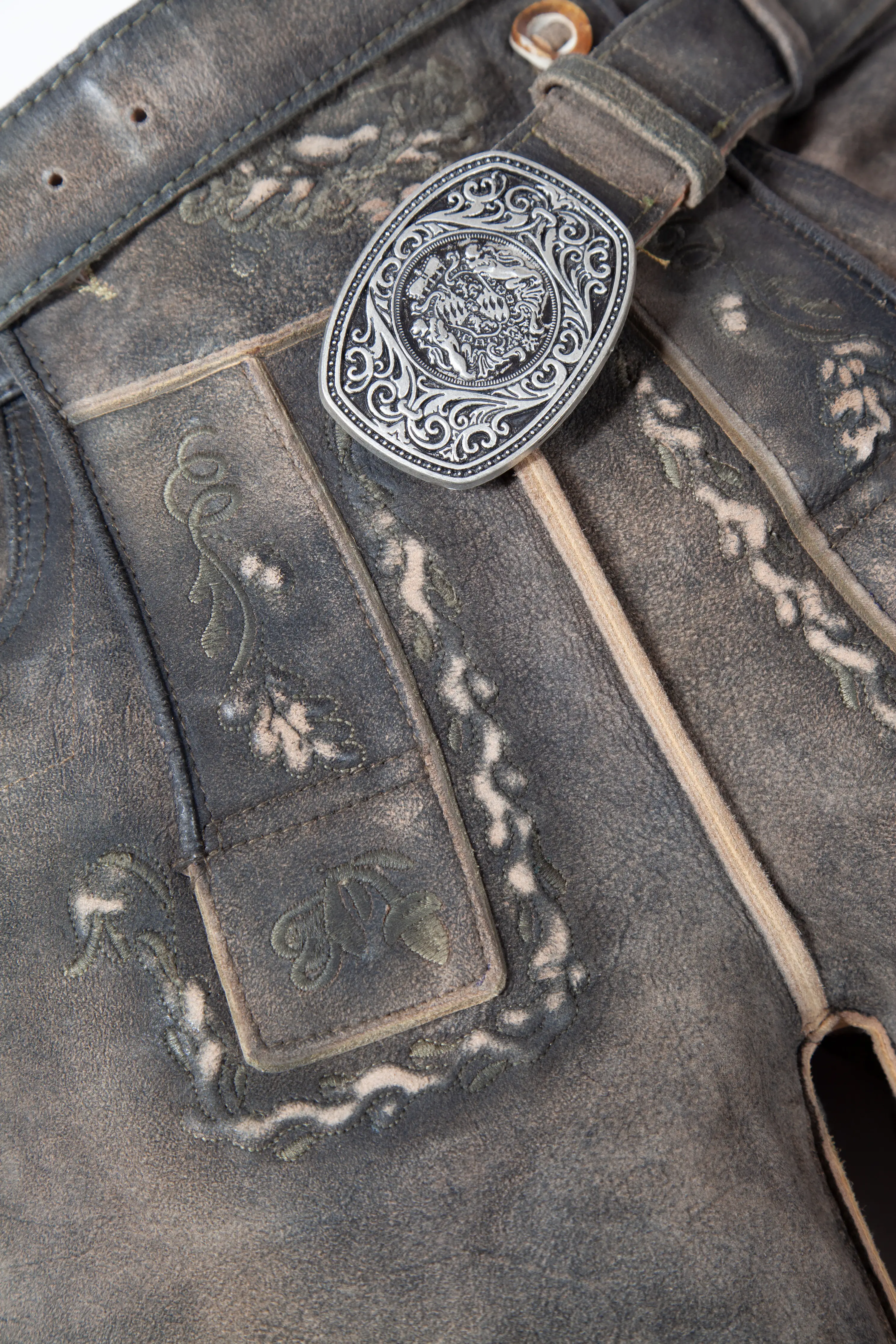 1602-0003-4NA-23-03e-5289c Kurze Lederhose Romano in torf von Stockerpoint - Detail Latz