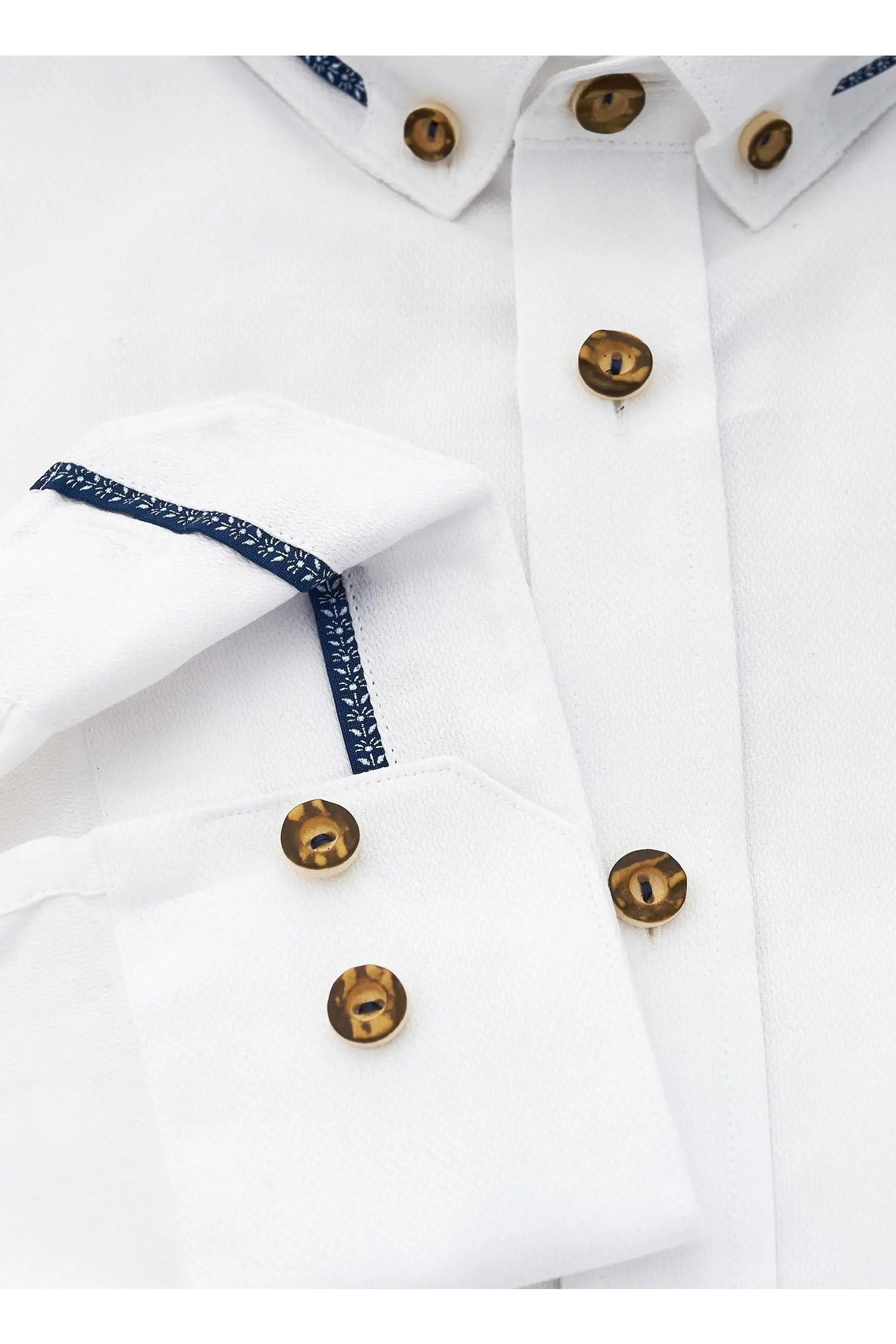 Weißes Johann Hemd mit Blauen Applikationen
