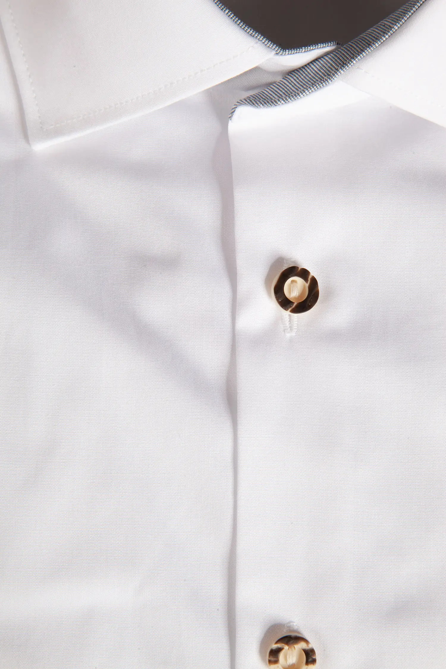 Trachtenhemd in weiß mit grauen Details - Detail Knöpfe