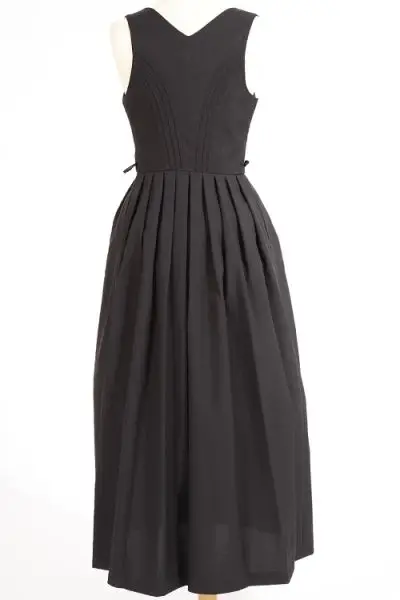 3046-1217-sw5-08_600x600 Langes Dirndl Amber schwarz mit Kettenschnürung - Rückansicht