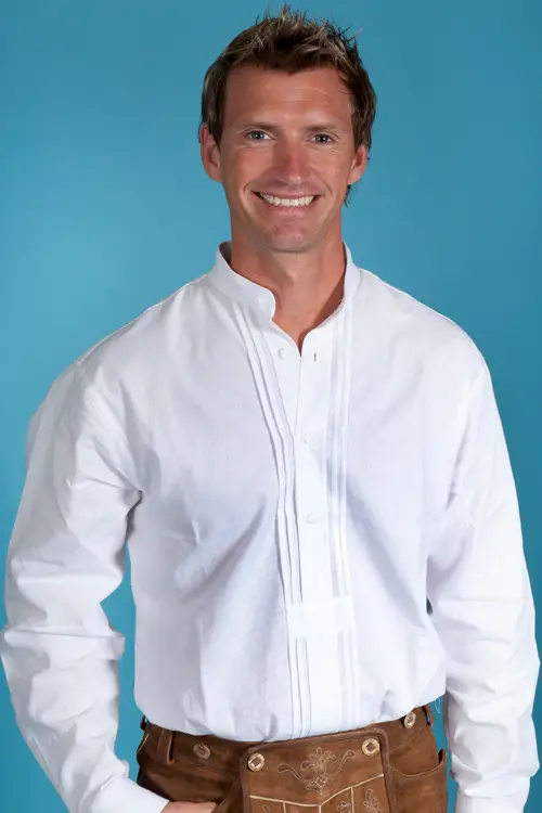 Trachtenhemd aus Baumwolle in weiß mit Stehkragen Model