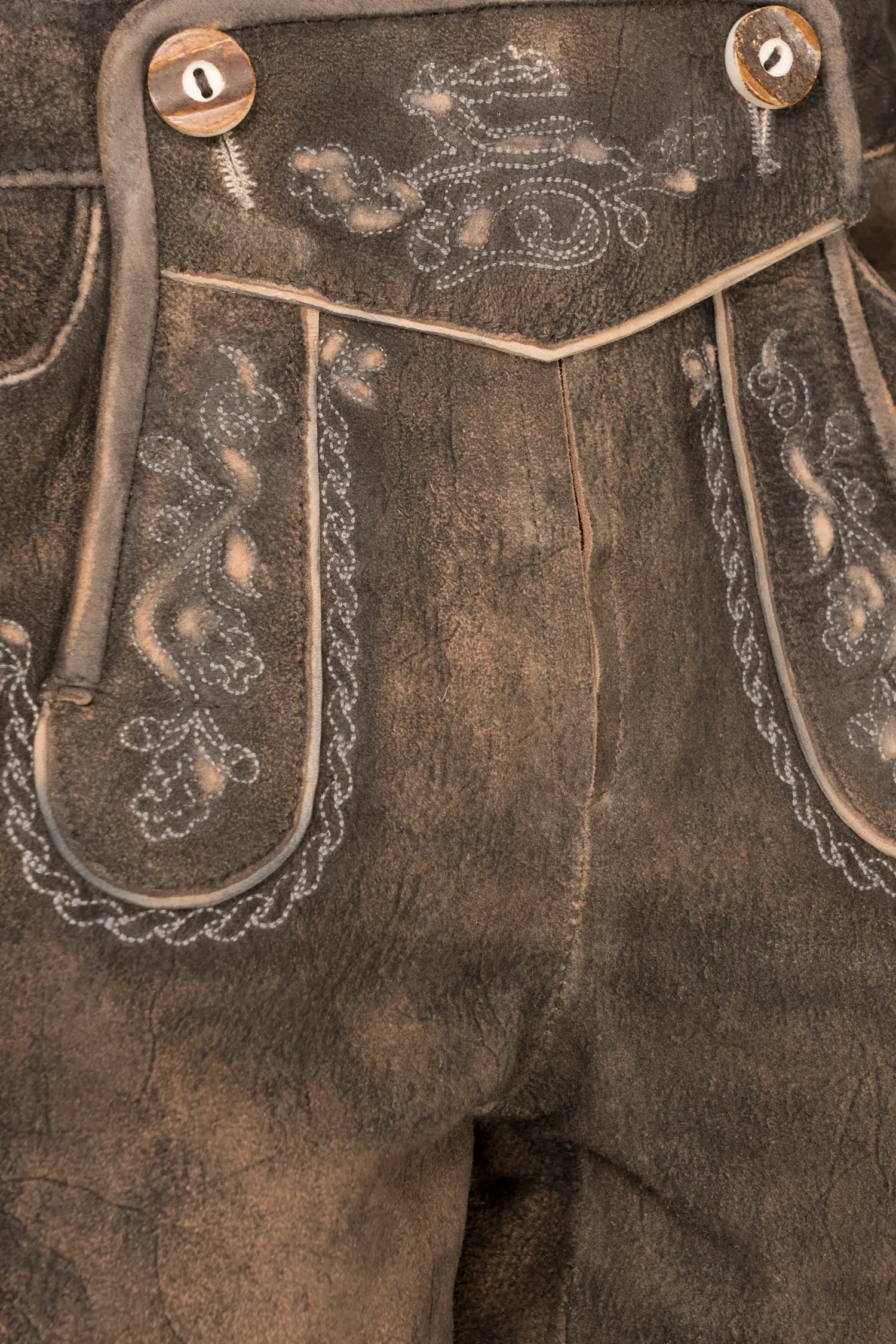 Lederhose Zellersee in Braun Detail Latz