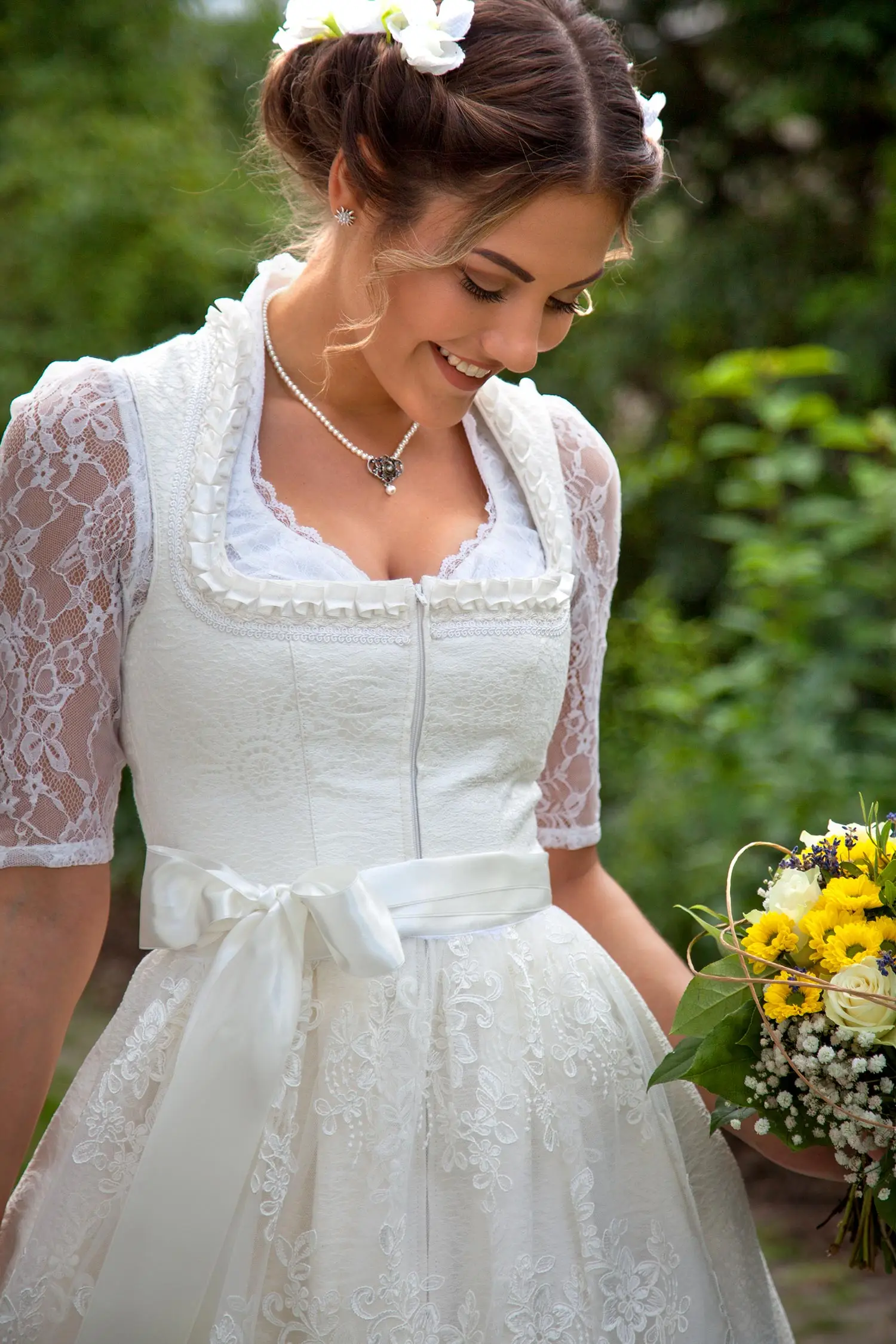 Brautdirndl in ivory creme mit Schneewittchenkragen Model