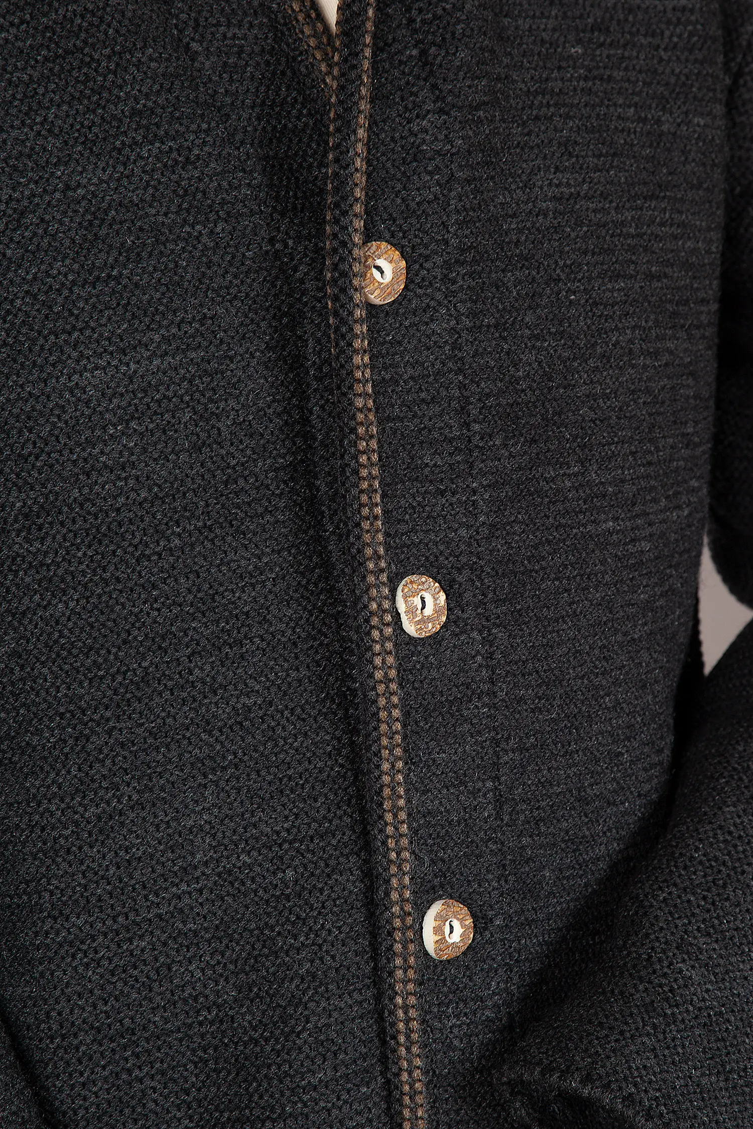 Trachten Strickjacke Hausstein in schwarz - Detail Knöpfe