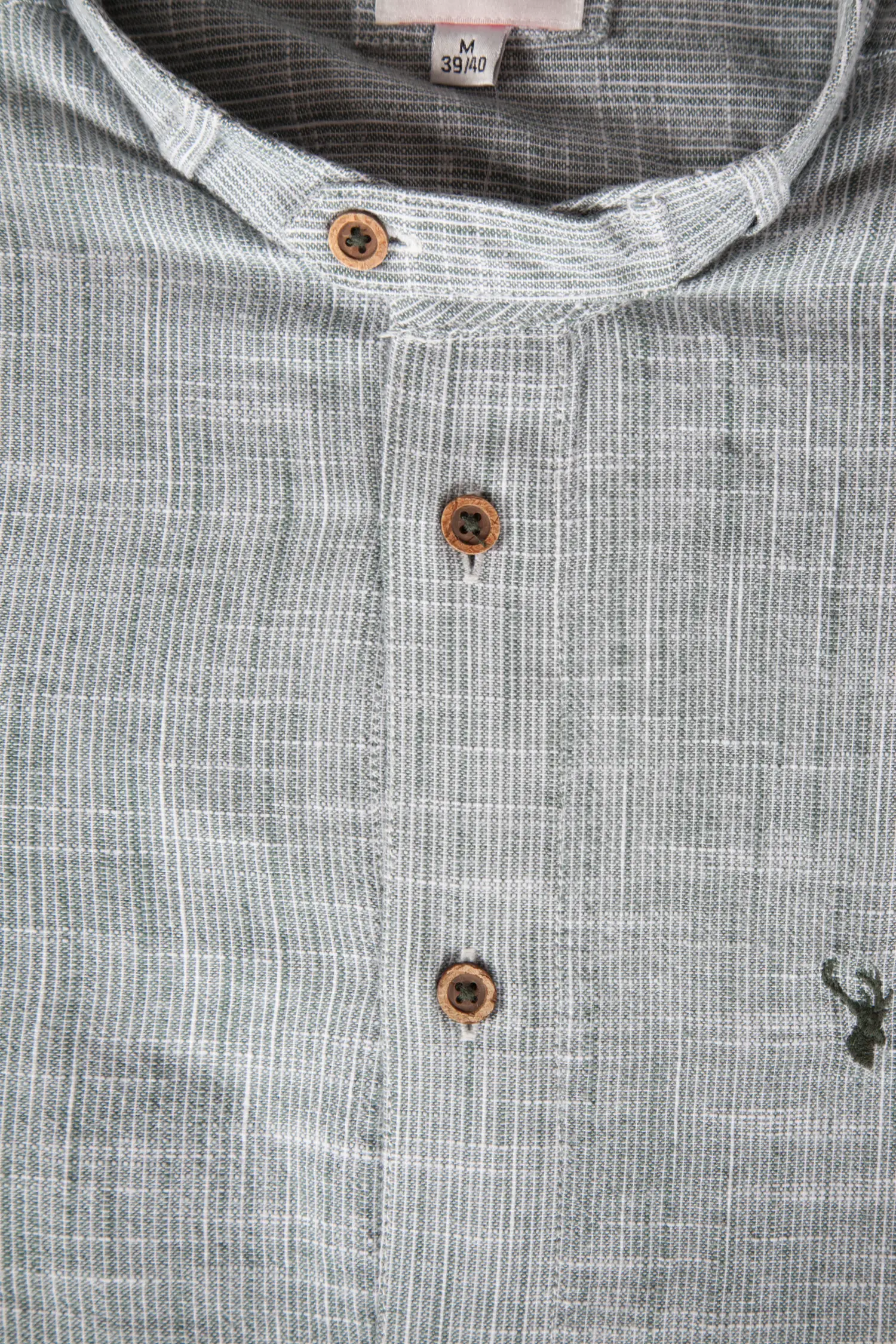 Trachtenhemd Arnold in grün mit Stehkragen - Detail Knöpfe