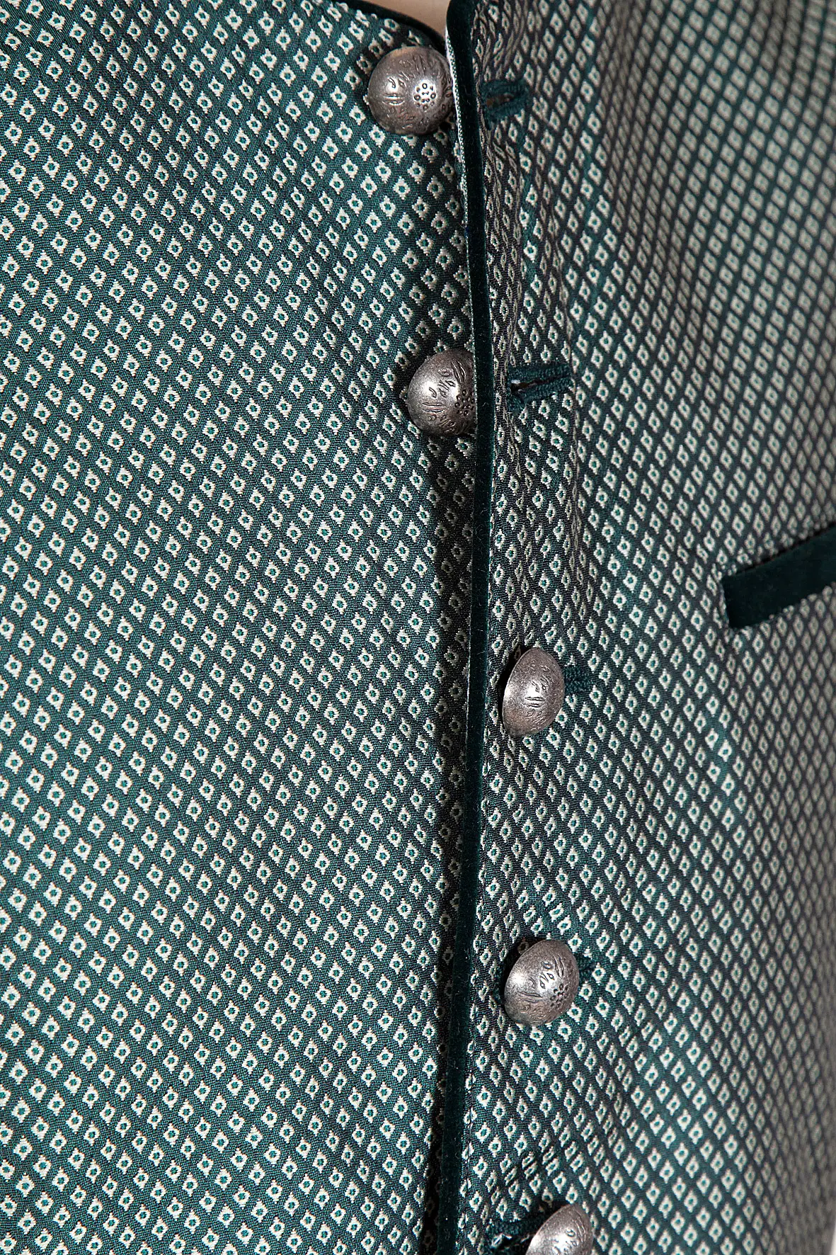 1345-0153-gn5-22-08l-2518 Trachtenweste in dunkelgrün mit Samtkragen - Detail Knöpfe