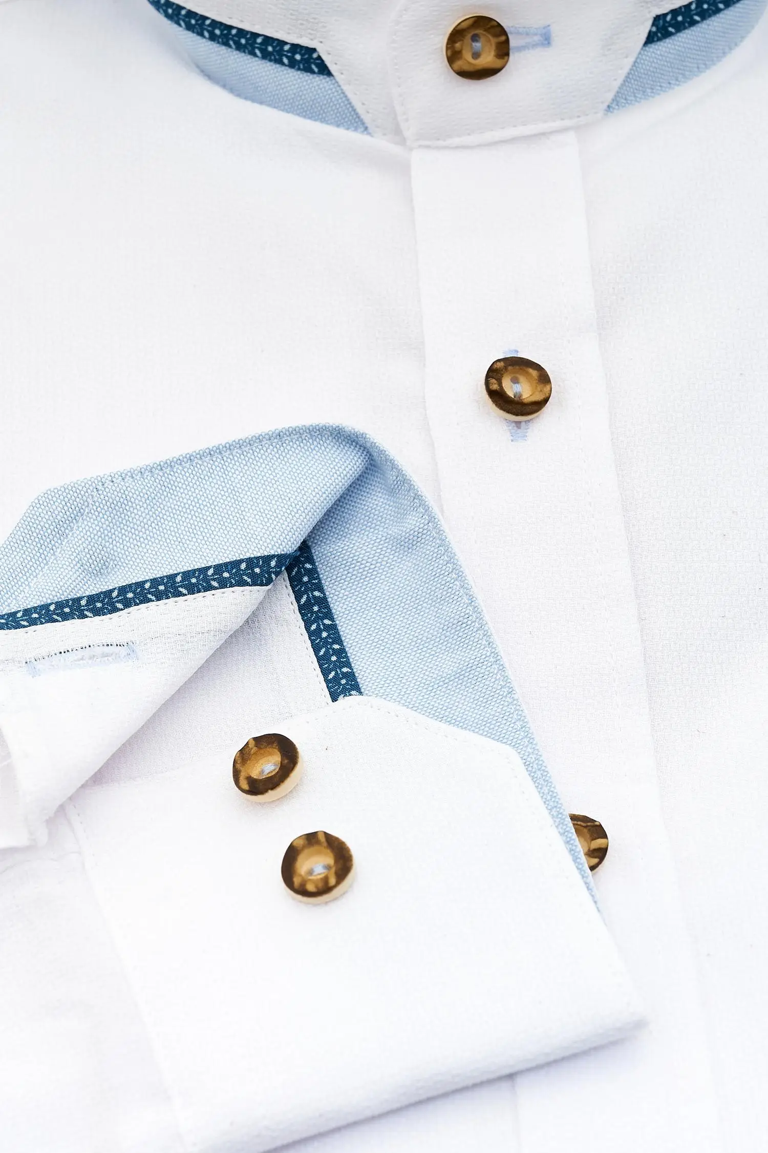 Herrenhemd mit Blauen Applikationen von Johann