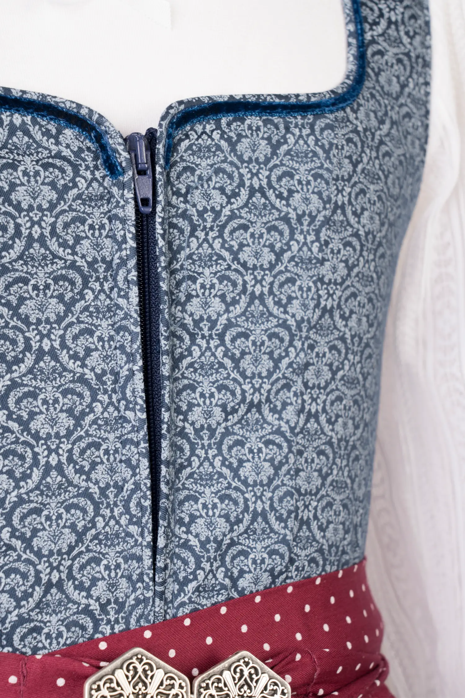 4753-1466-bl7-23-09-0402898SiP2moyi6kn0j 3 tlg. Kinderdirndl Rosalie in blau mit Shirt und Schürze - Detail Mieder