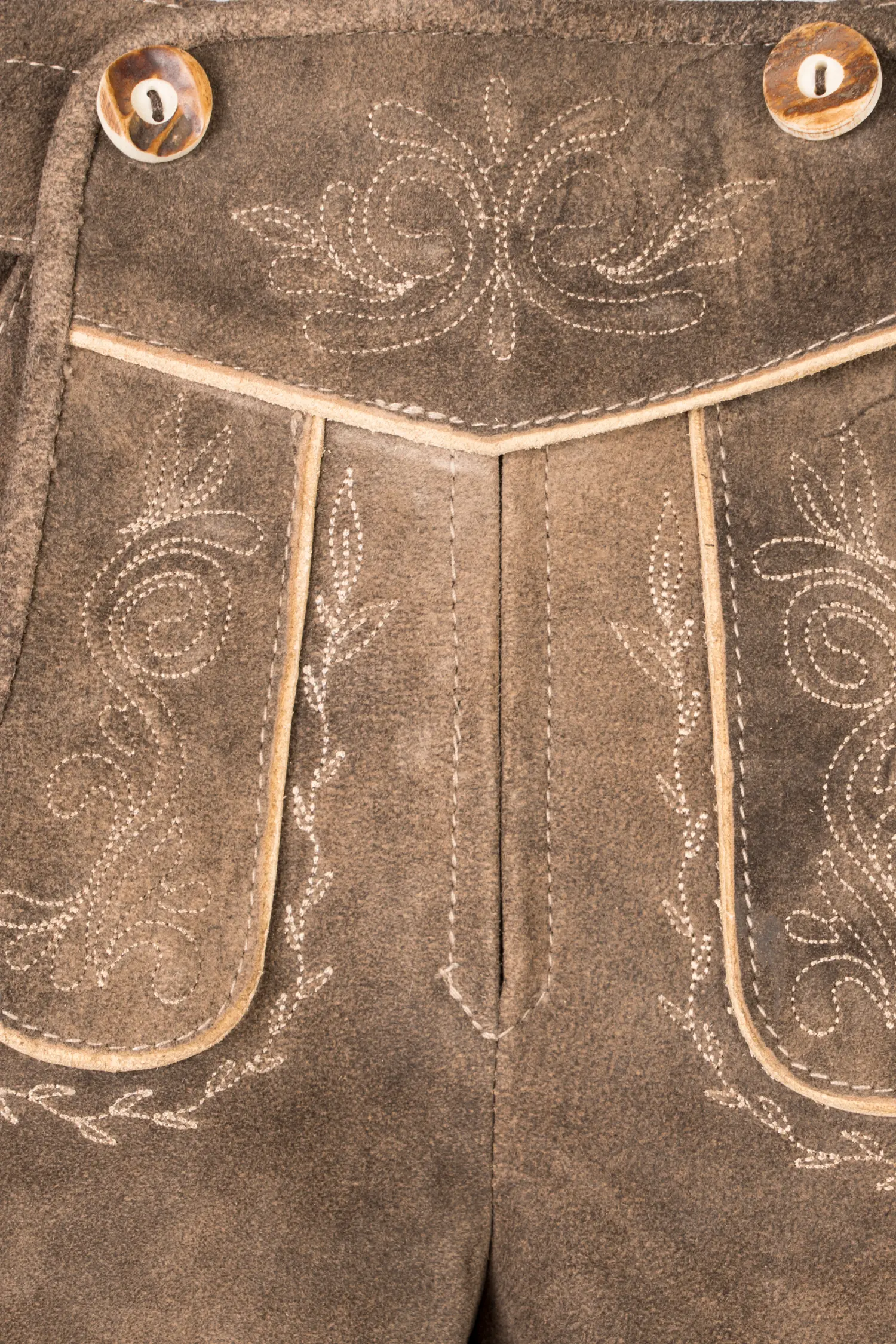 Kniebundlederhose Birka in dunklerem Braun - Detail Latz