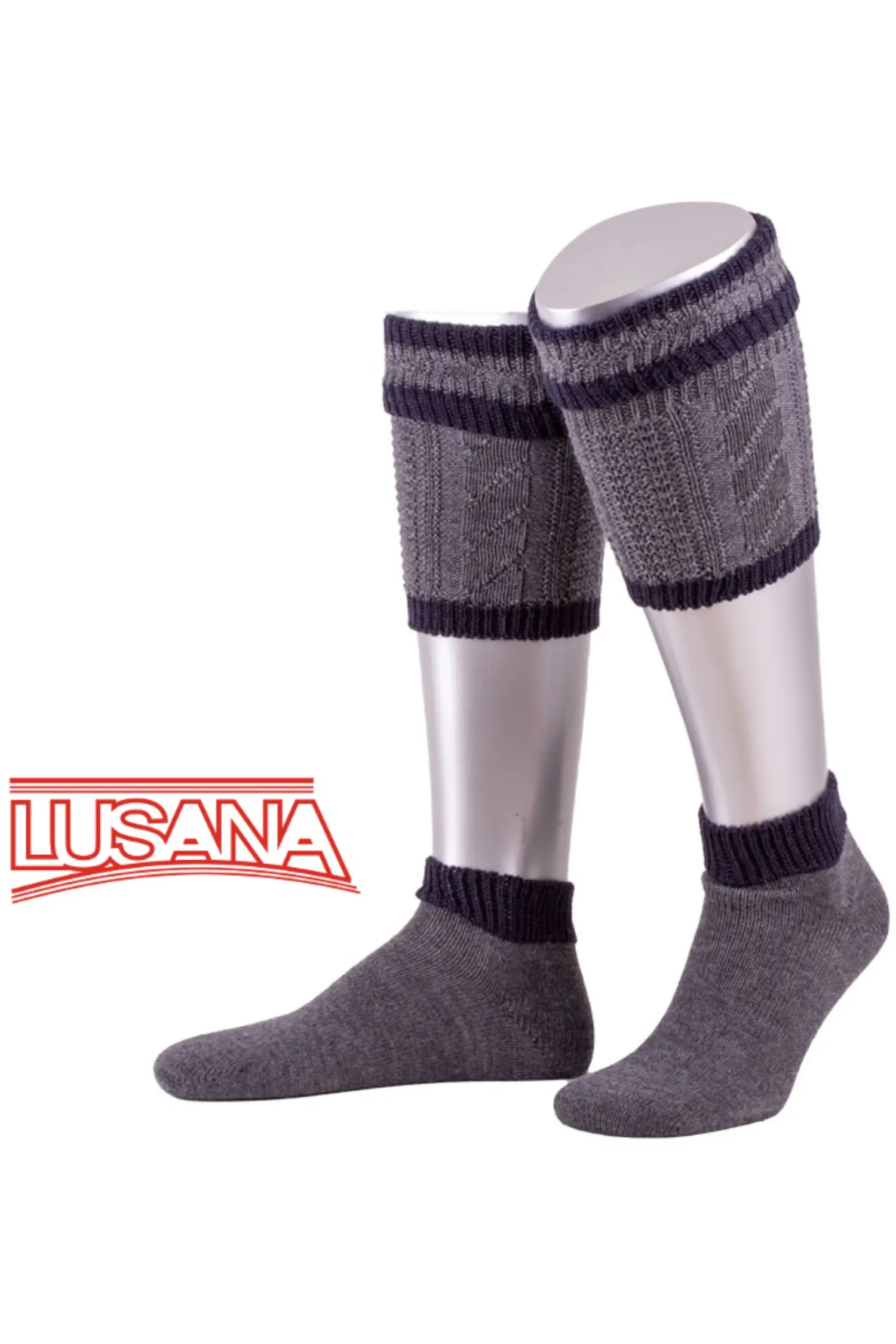 Lusana Loferl in Grau mit Dunkelblauen Applikationen