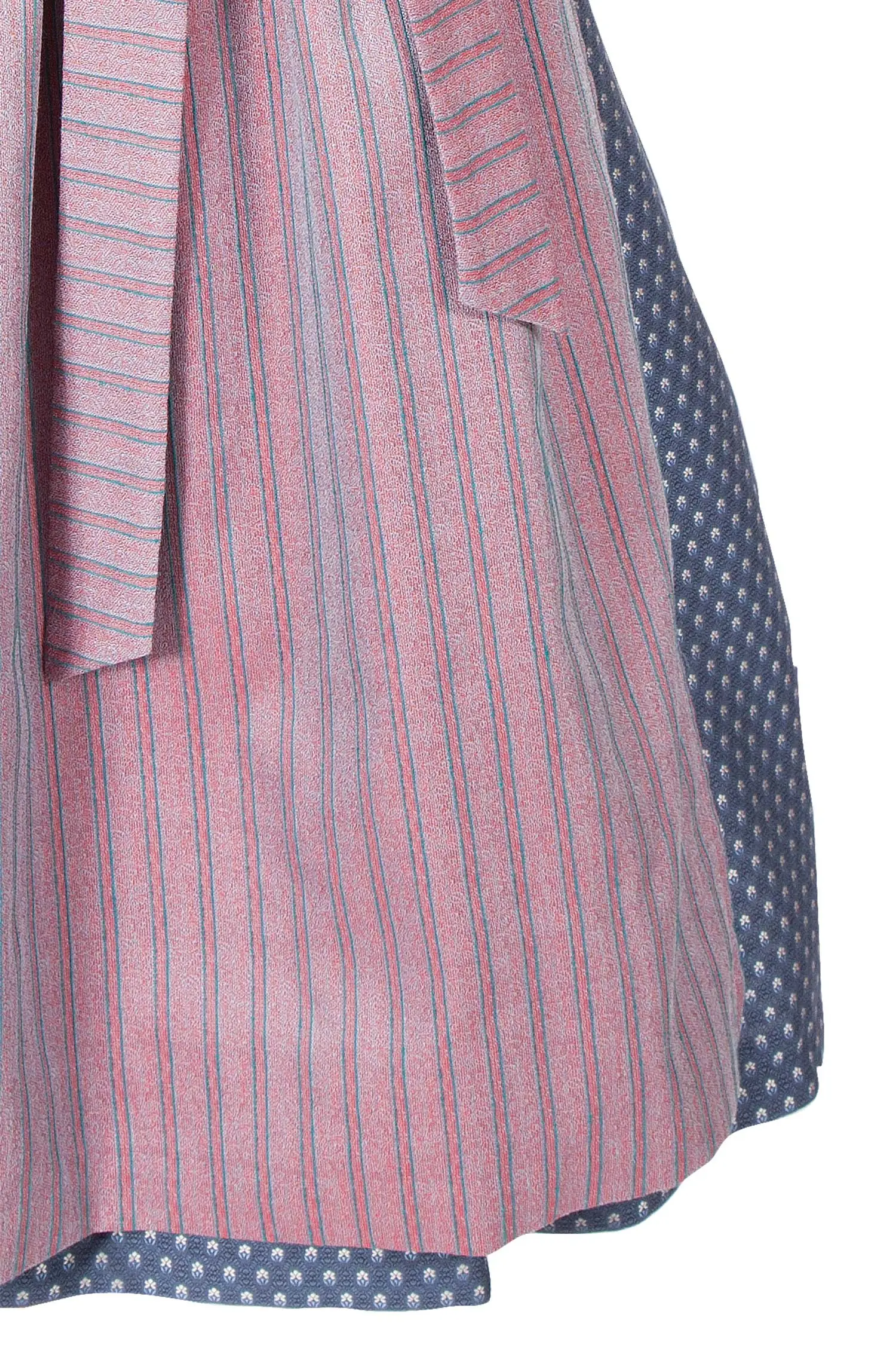Midi Dirndl Carmen edel in blau mit roter Schürze Detail