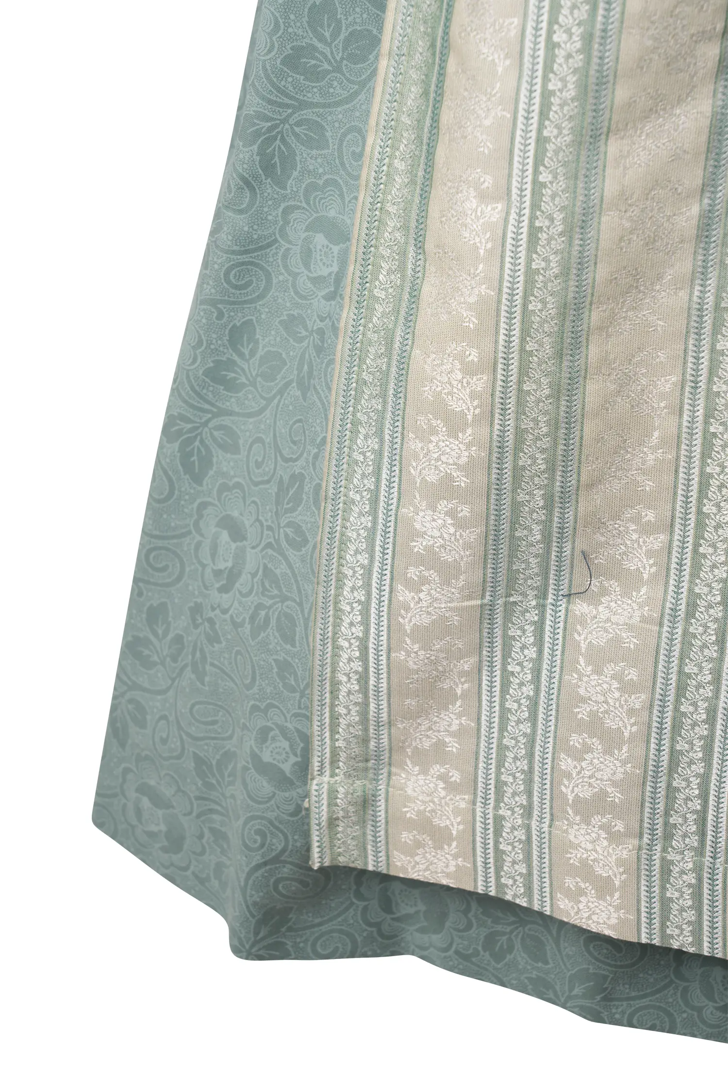 3091-1536-gn4-23-09-2802937 Limitiertes Dirndl Bernadette in mint - Detail Rock