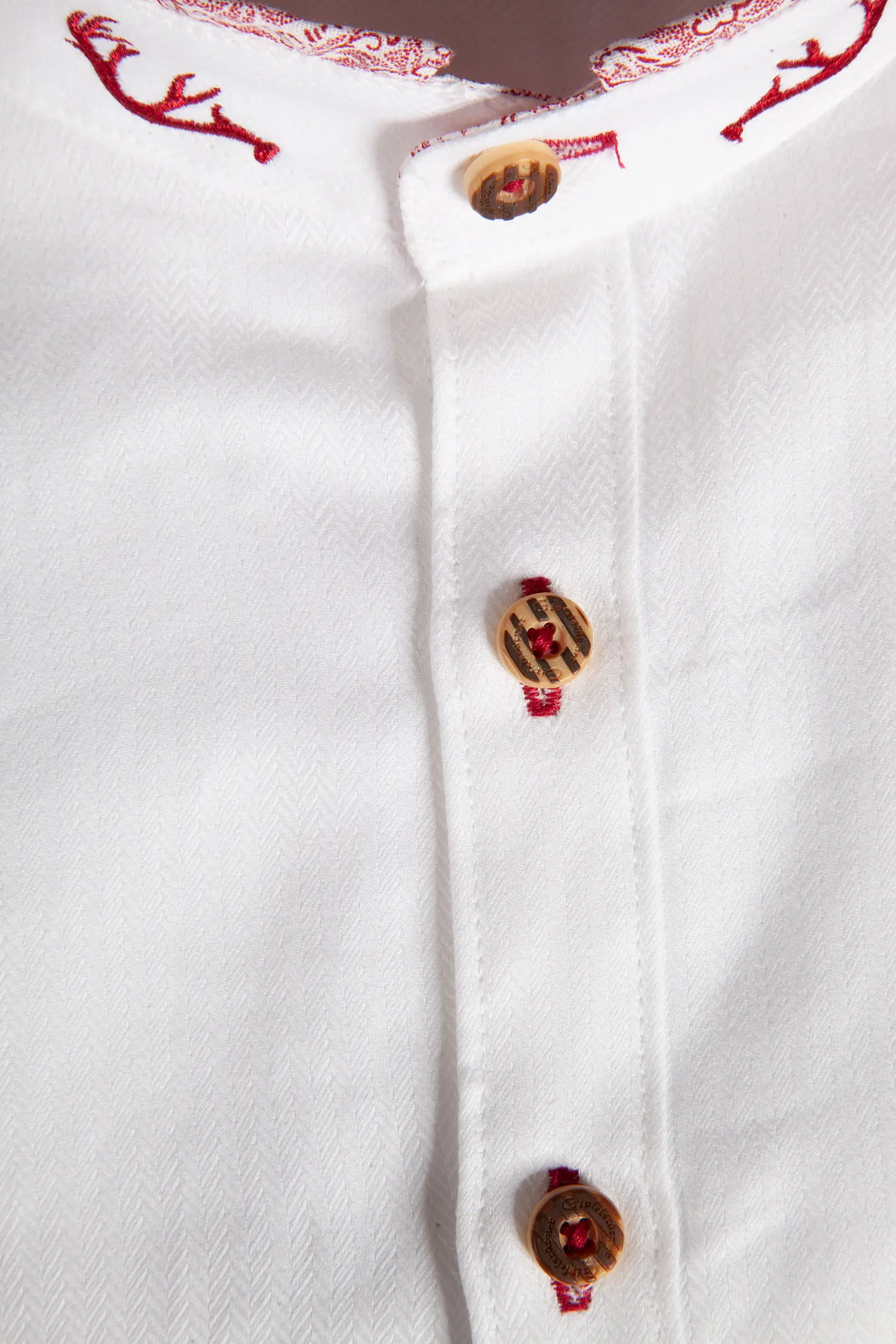 Trachtenhemd in weiß mit roten Details - Detail Knöpfe