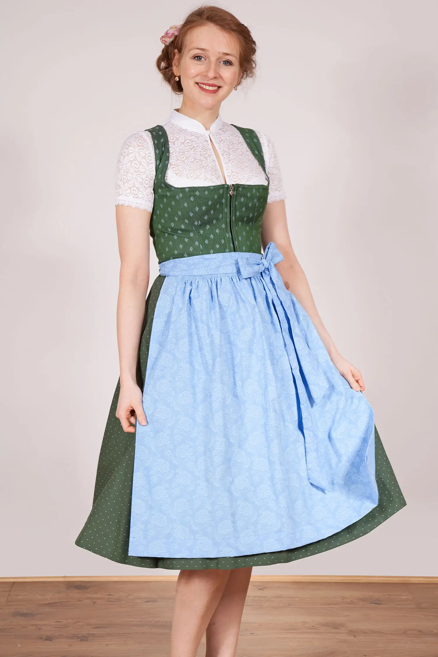 leinen-dirndl-gruen-blau-3094-1261-gn7-20-03b-7577-e Leinen Dirndl Regina in grün mit blauer Schürze Model