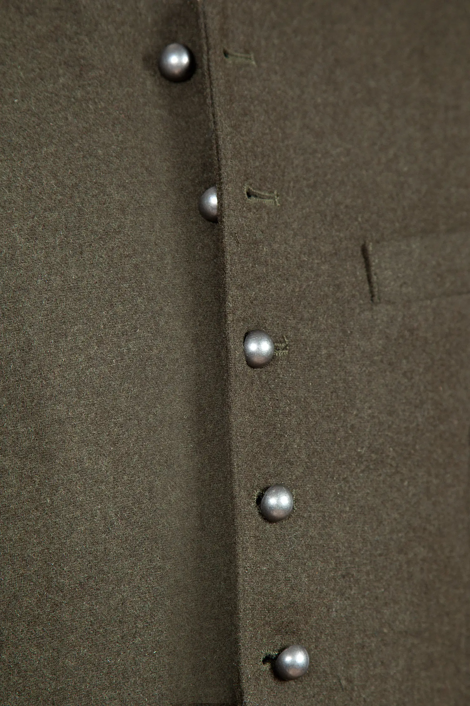 Trachtenweste Devito aus Loden in dunkelgrün Detail