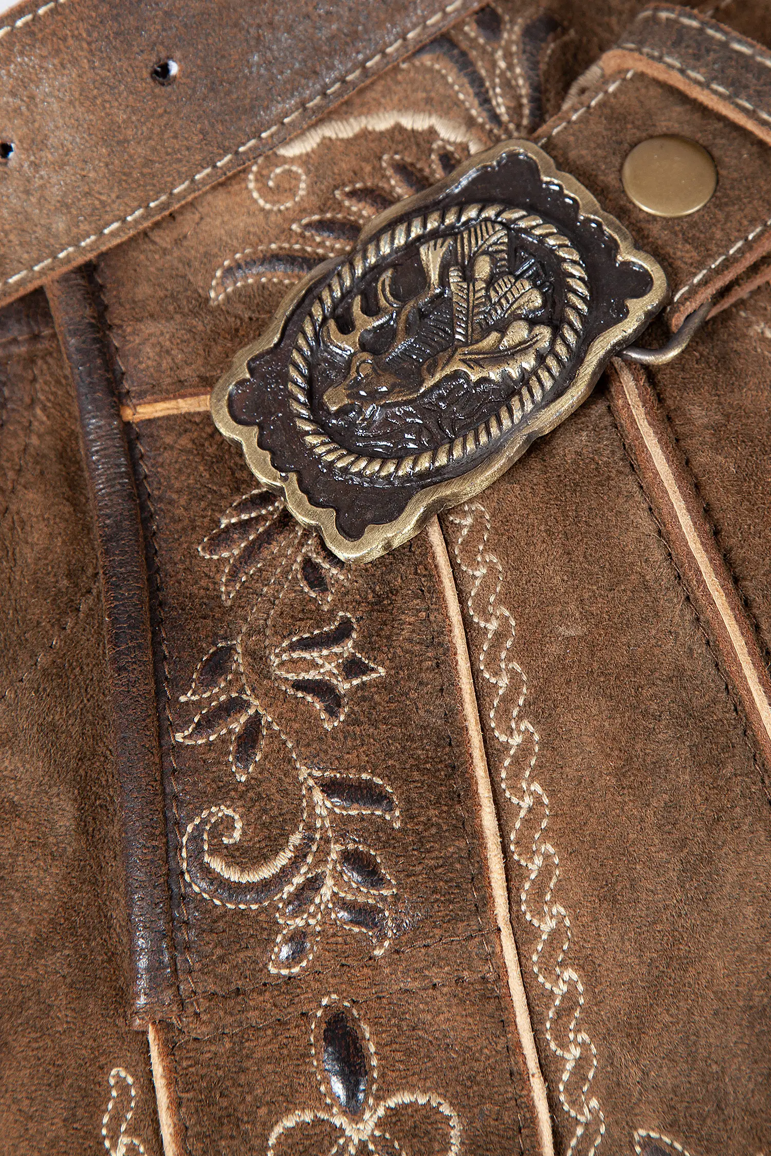 Lederhose kurz mit besonderer Stickerei - Detail Gürtel