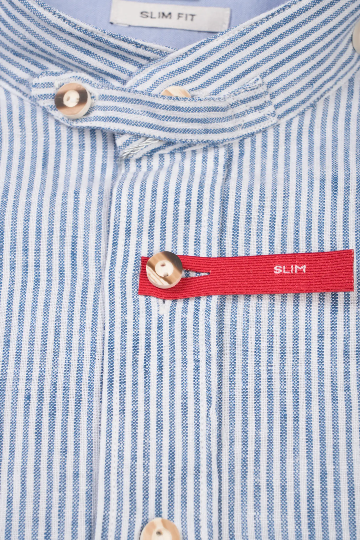 Leinen Trachtenhemd mit Stehkragen in blau / weiß - Detail Knöpfe