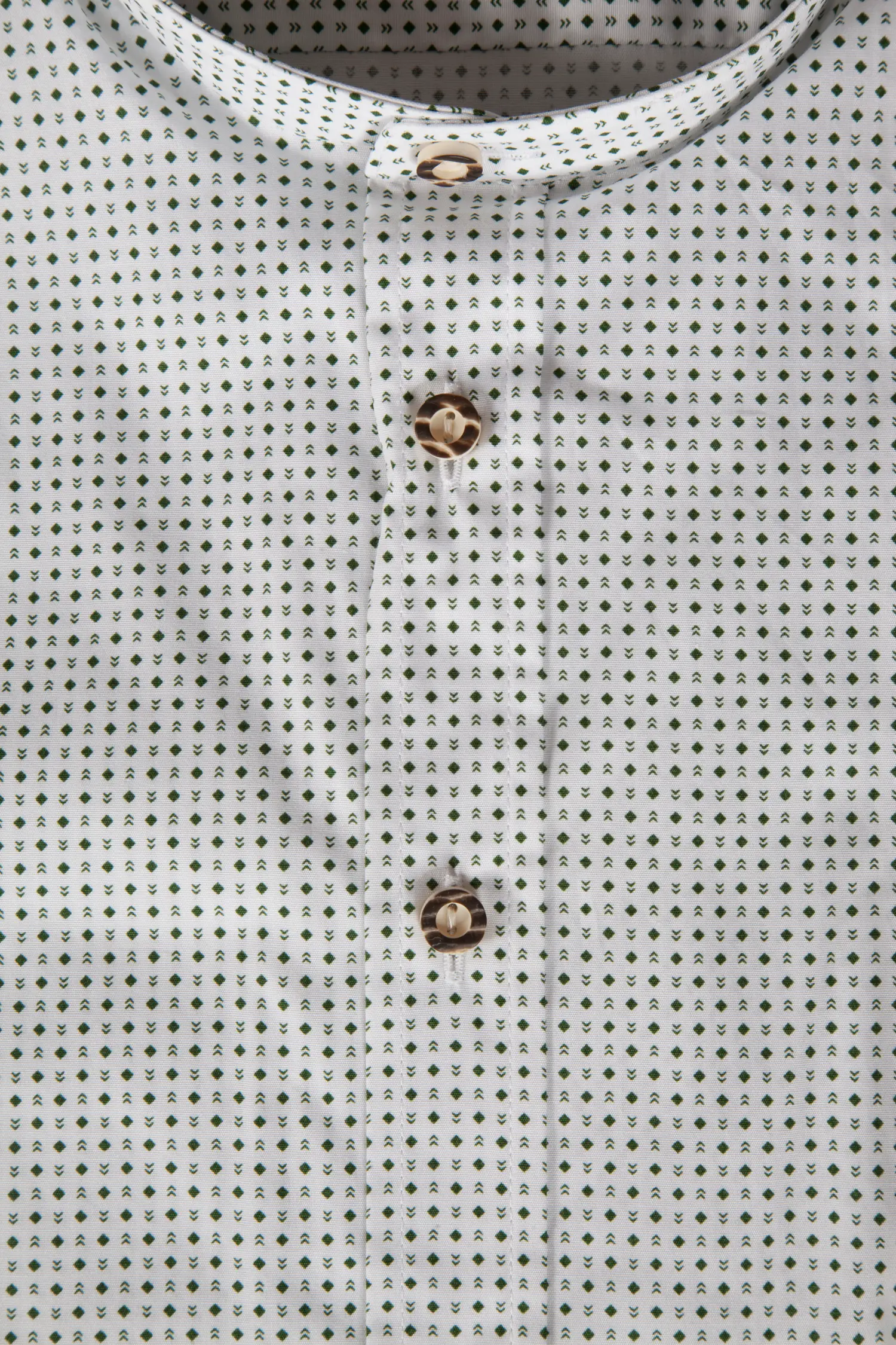 Trachtenhemd in weiß mit grünem Muster - Detail Knöpfe