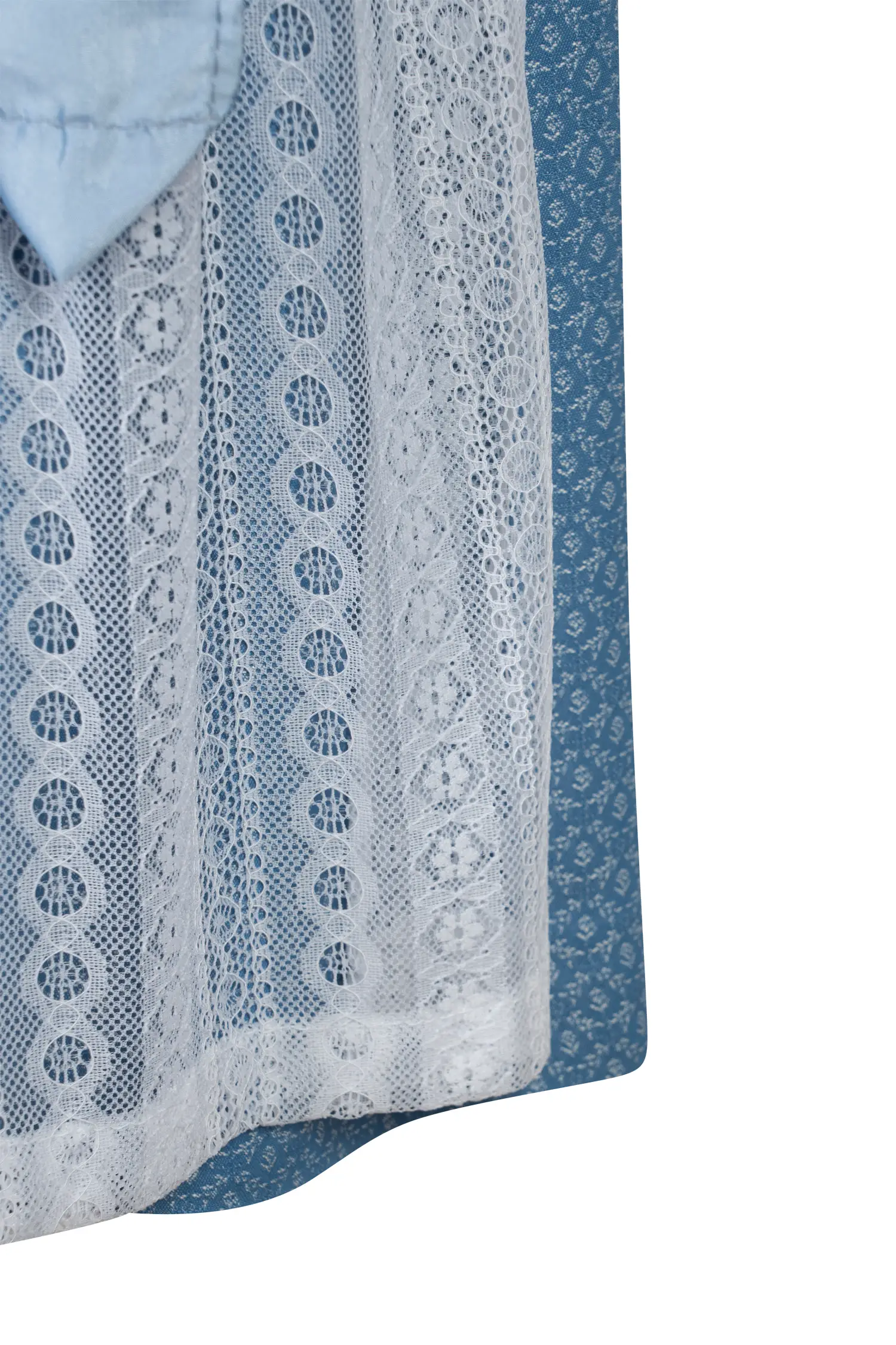 Kinderdirndl Anna in hellblau mit Shirt und Spitzenschürze - Detail Rock