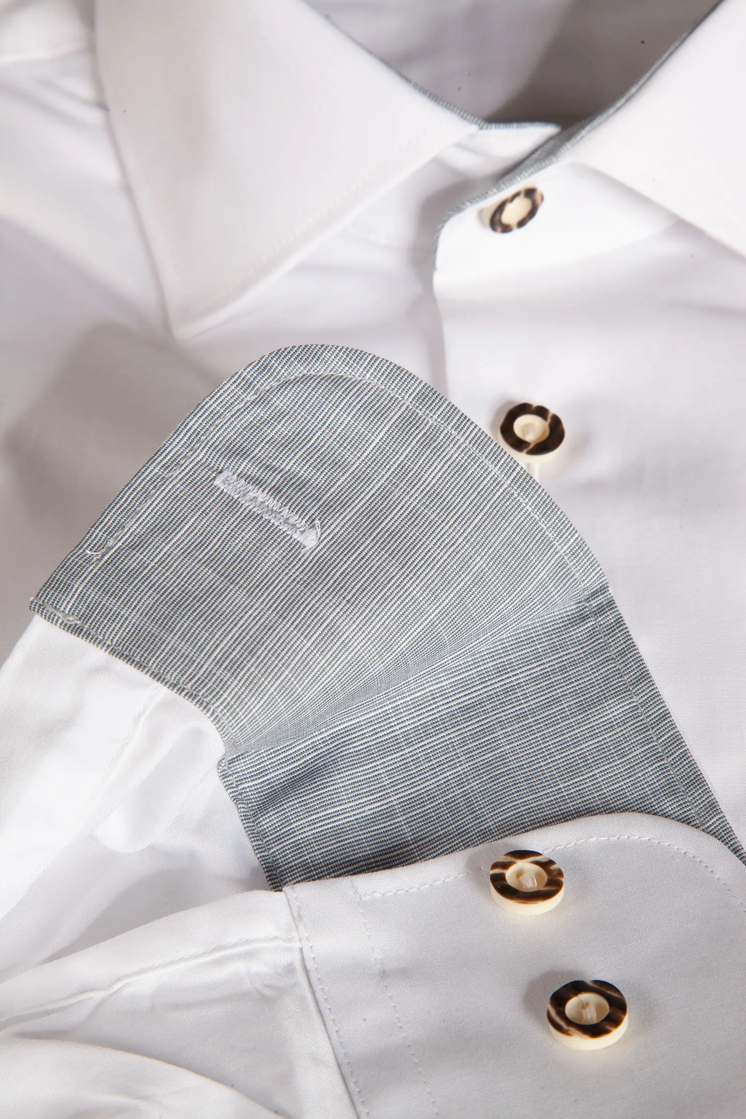 Trachtenhemd in weiß mit grauen Details - Detail Ärmel