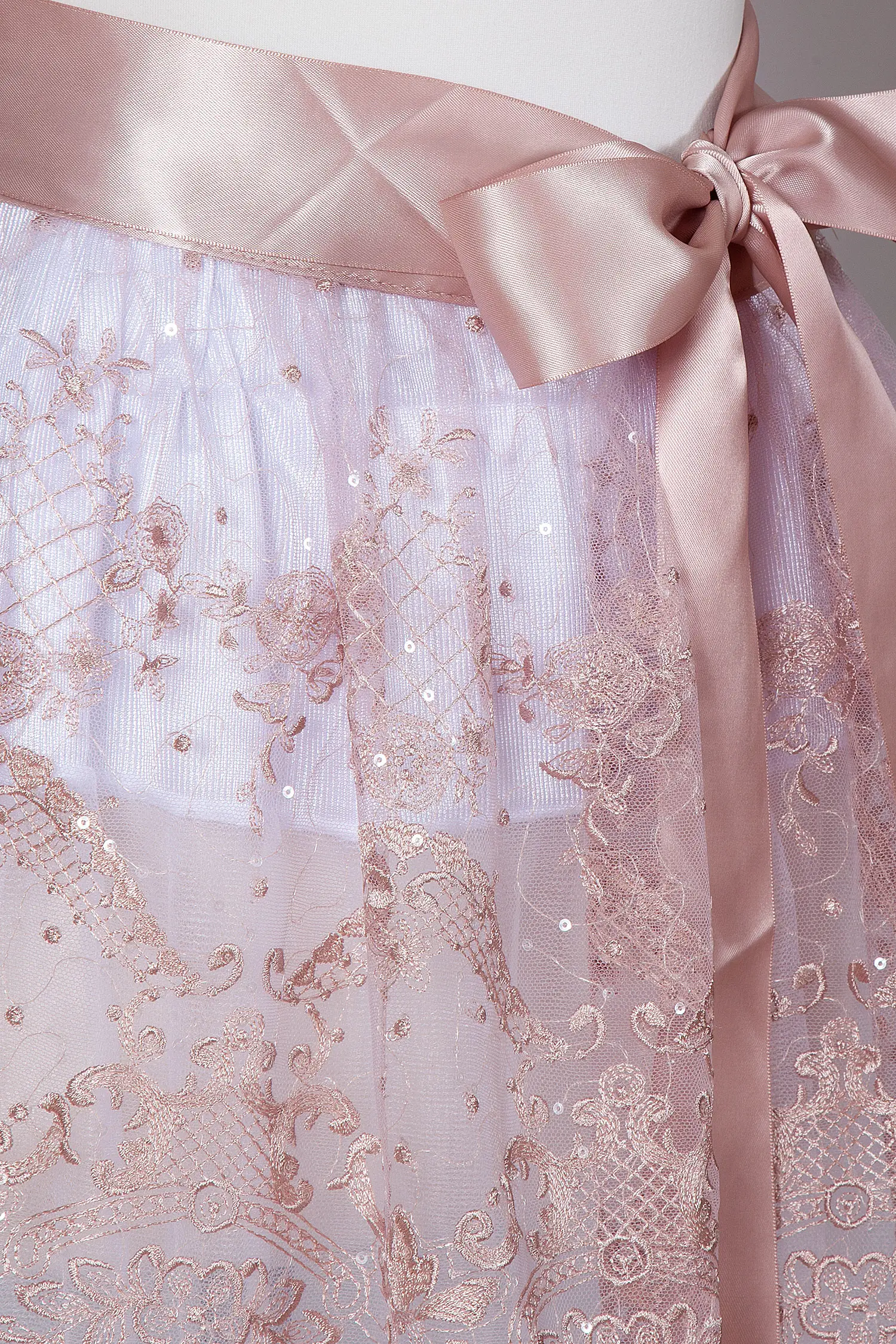 3140-0052-RO5-23-04a-5519c Dirndlschürze Benita aus Spitze in rose 65 cm - Detail Schürzenband