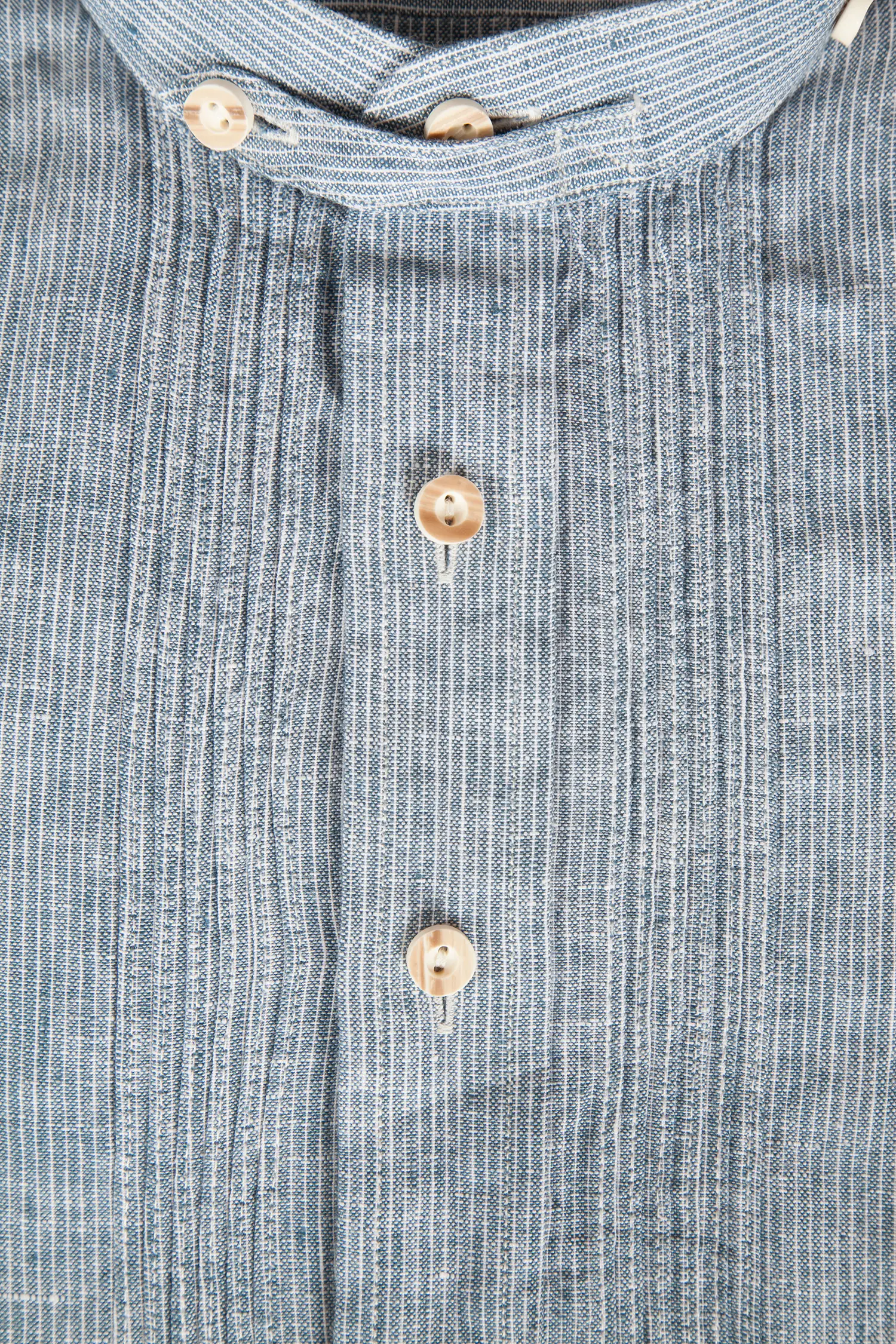 Trachtenhemd aus Leinen mit Stehkragen in navy - Detail Knöpfe