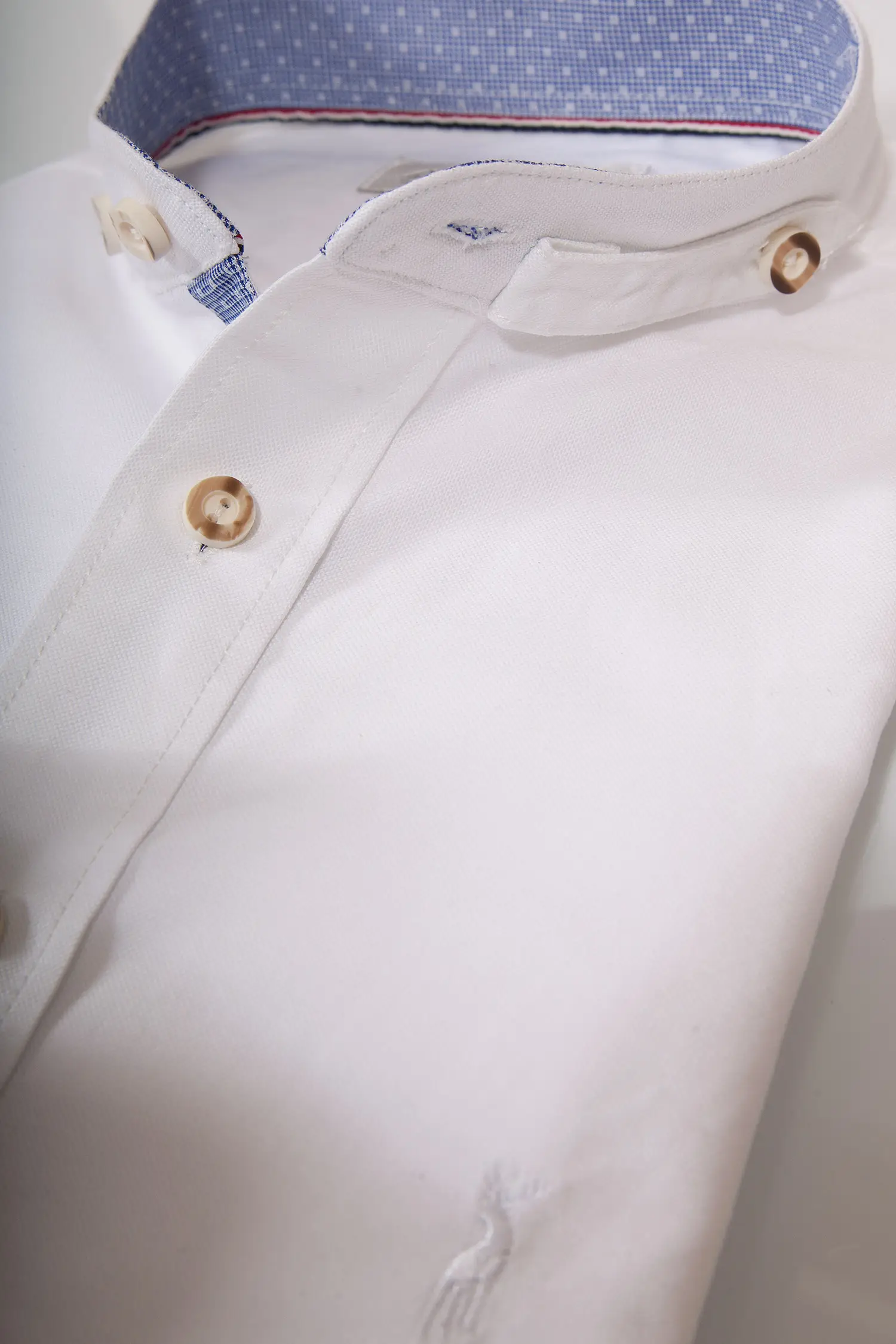 Trachtenhemd in weiß mit Stehkragen Kragen
