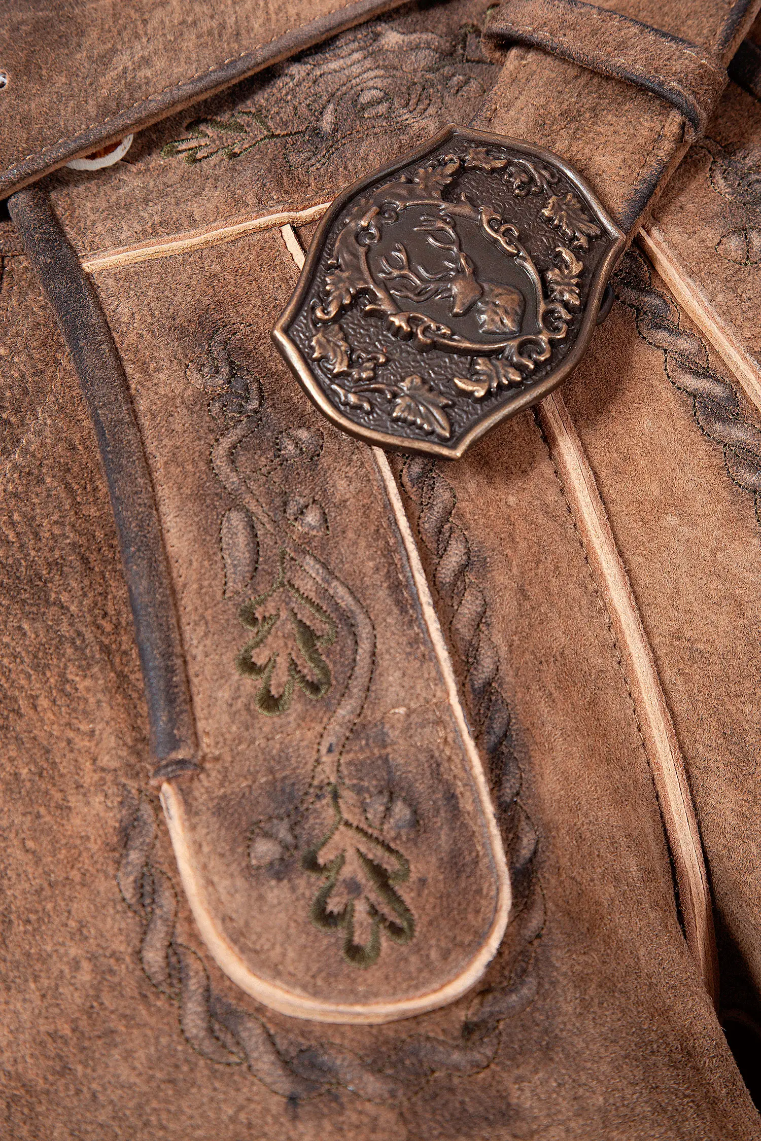 1606-0005-3GN-23-03c-4335c Besondere Lederhose in Honigbraun - Detail Latz