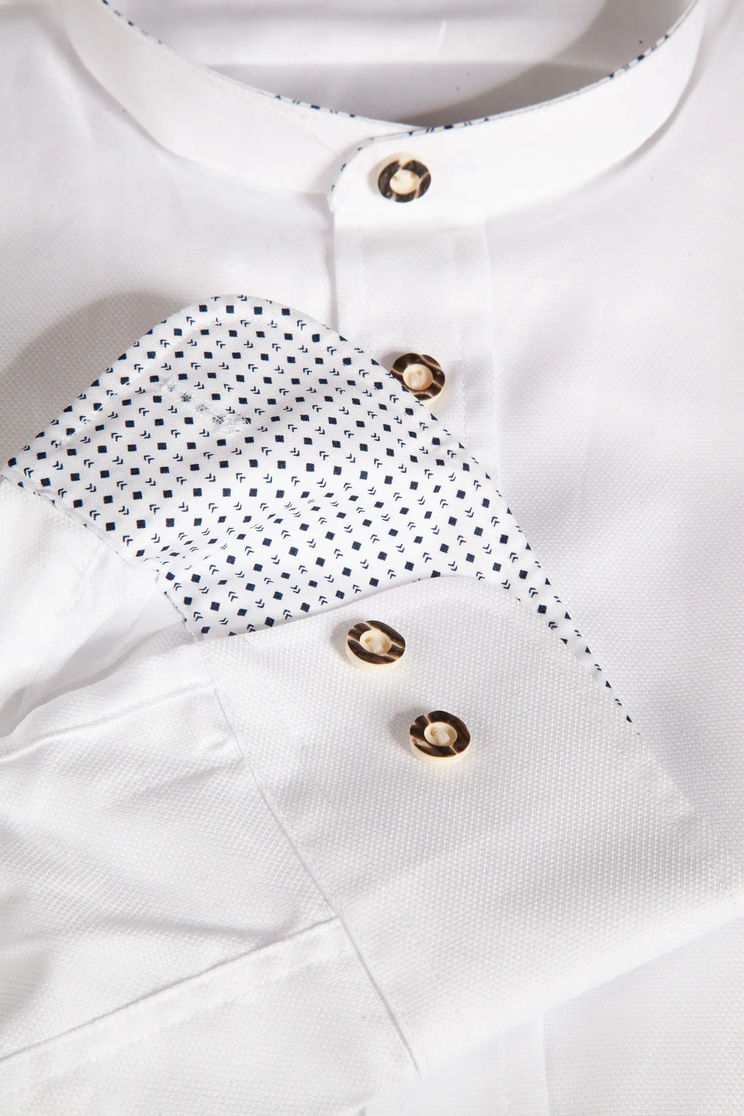 Trachtenhemd in weiß mit dunkelblauen Details - Detail Knöpfe