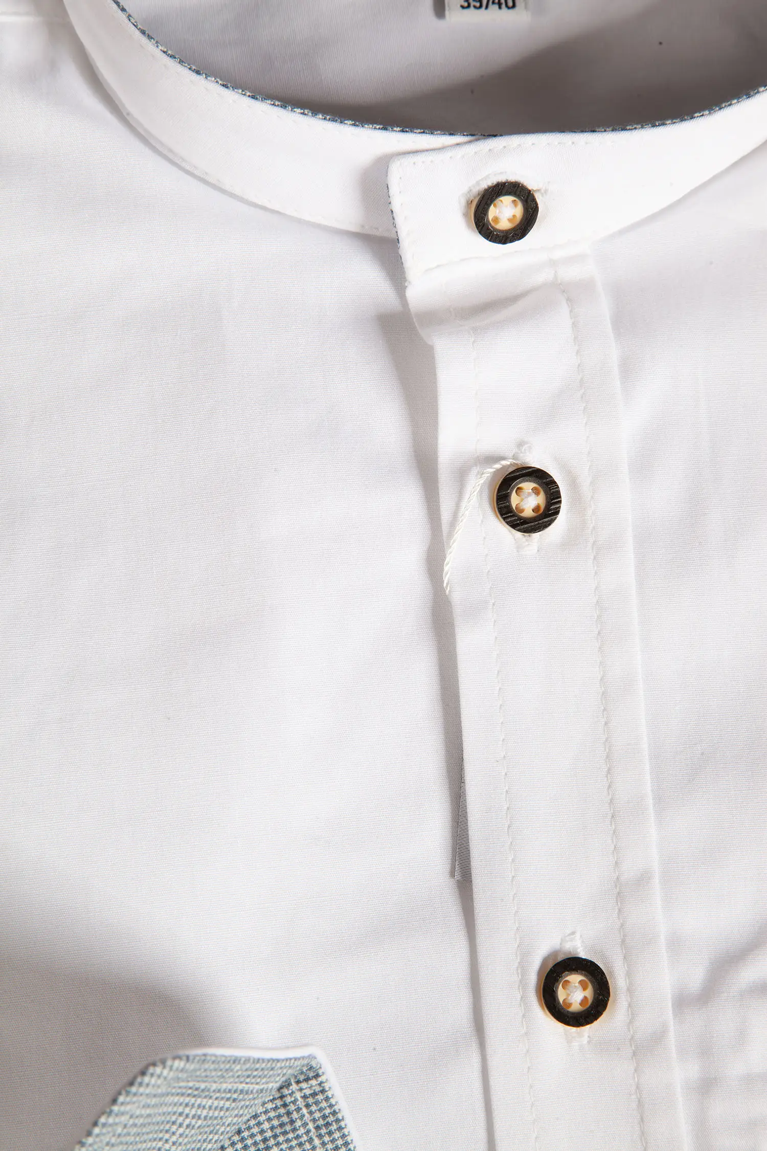 Trachtenhemd in weiß mit grauen Details - Detail Kragen