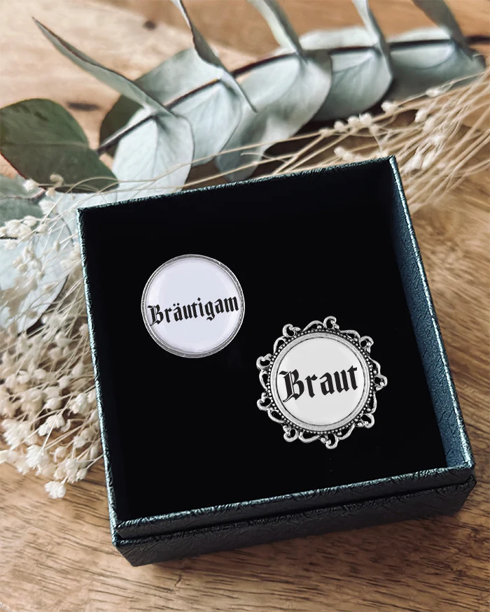 Anstecker Set "Braut und Bräutigam" von Gaudiknopf Anstecker Set Braut und Bräutigamvon Gaudiknopf