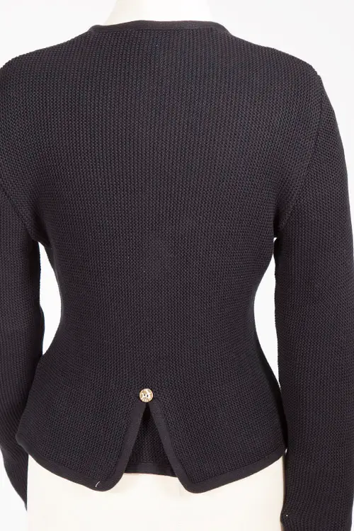 Trachten Strickjacke für Damen in schwarz mit Schößchen hinten