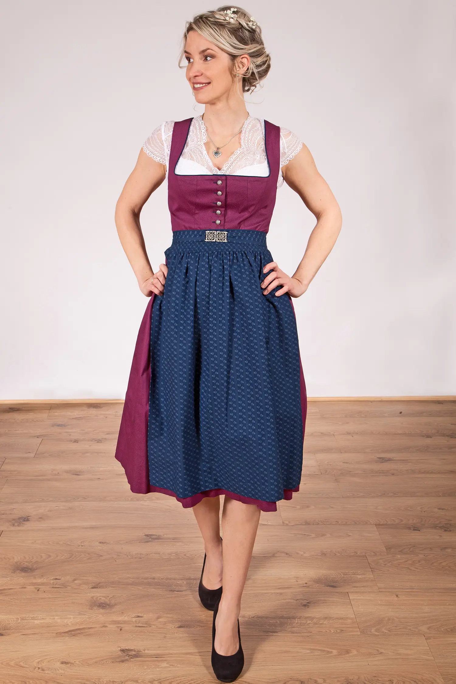 midi-dirndl-beere-dunkelblau-3091-1464-rt9-20-02c-5609-e Baumwolldirndl in beere und dunkelblau Model