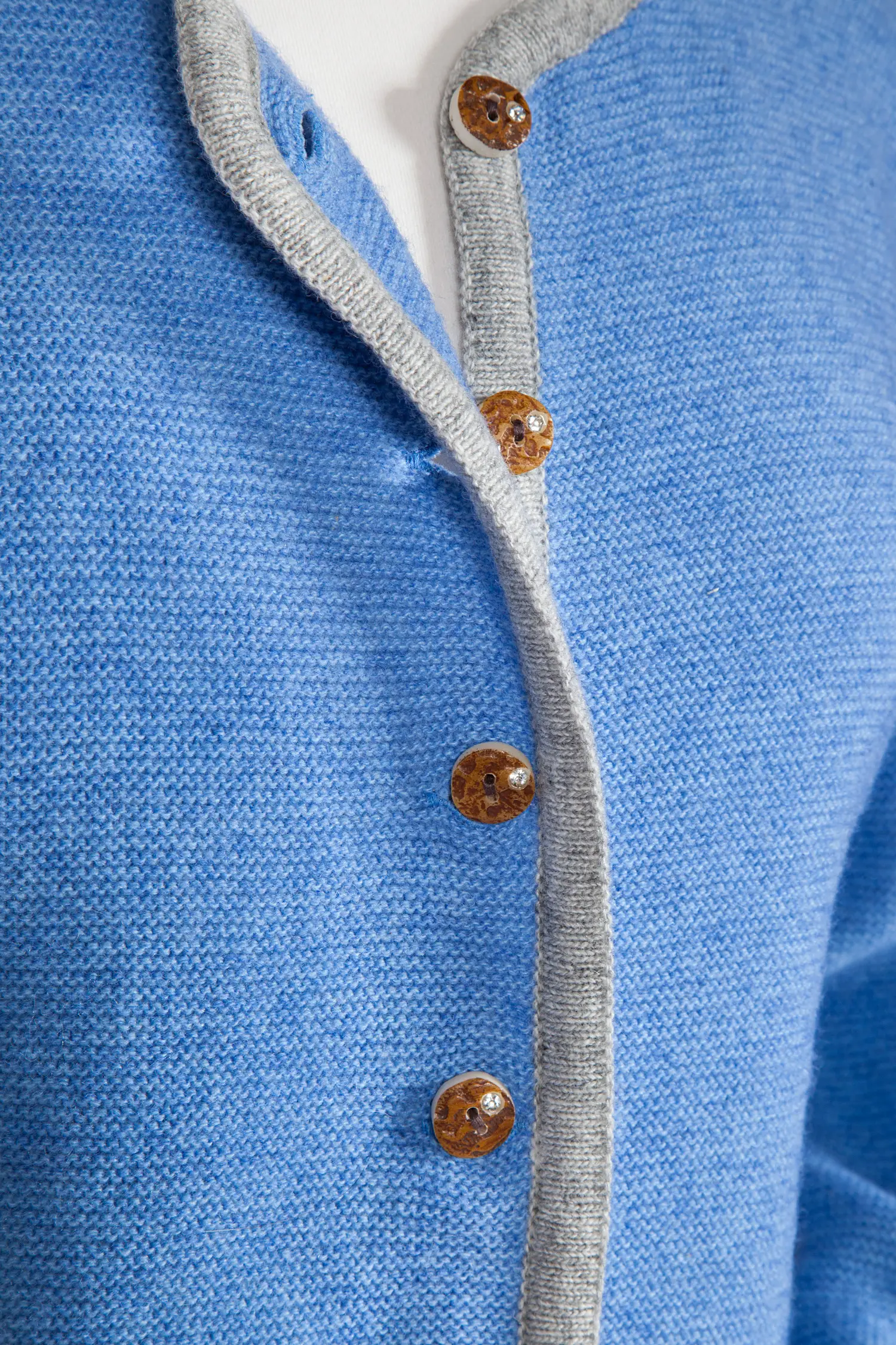 2211-1075-bl4-02 Trachtenstrickjacke Caro in blau - Detail Knöpfe