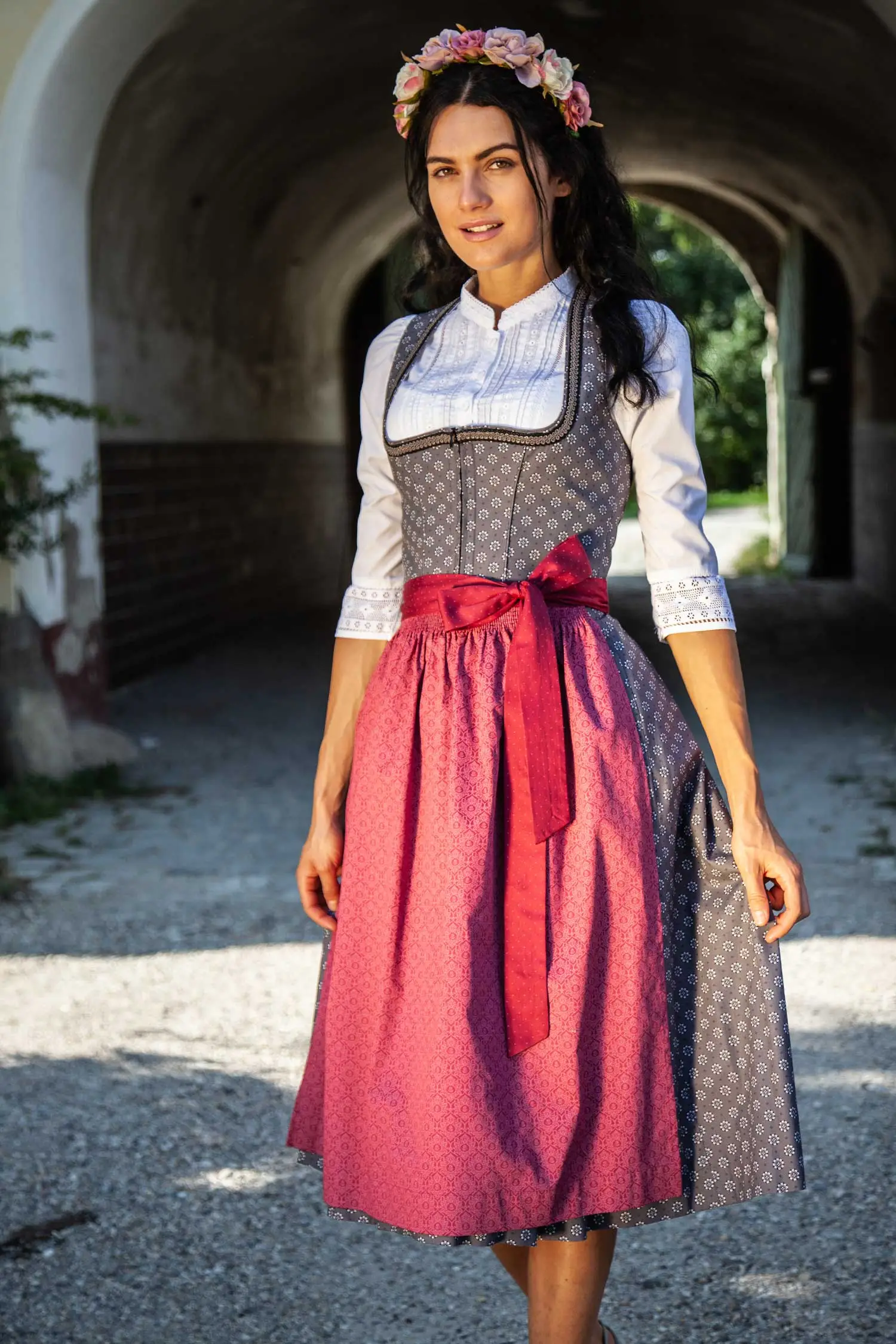 Midi Dirndl Wilma in grau mit Blumen und beere Model