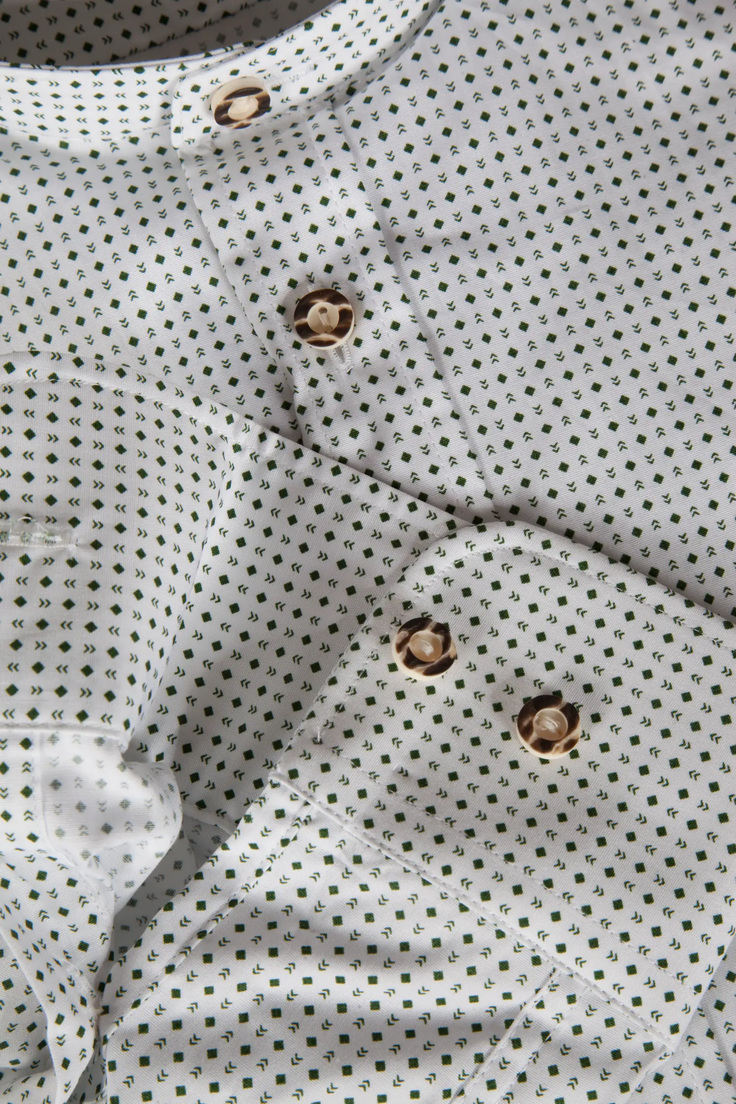 Trachtenhemd in weiß mit grünem Muster - Detail Ärmel