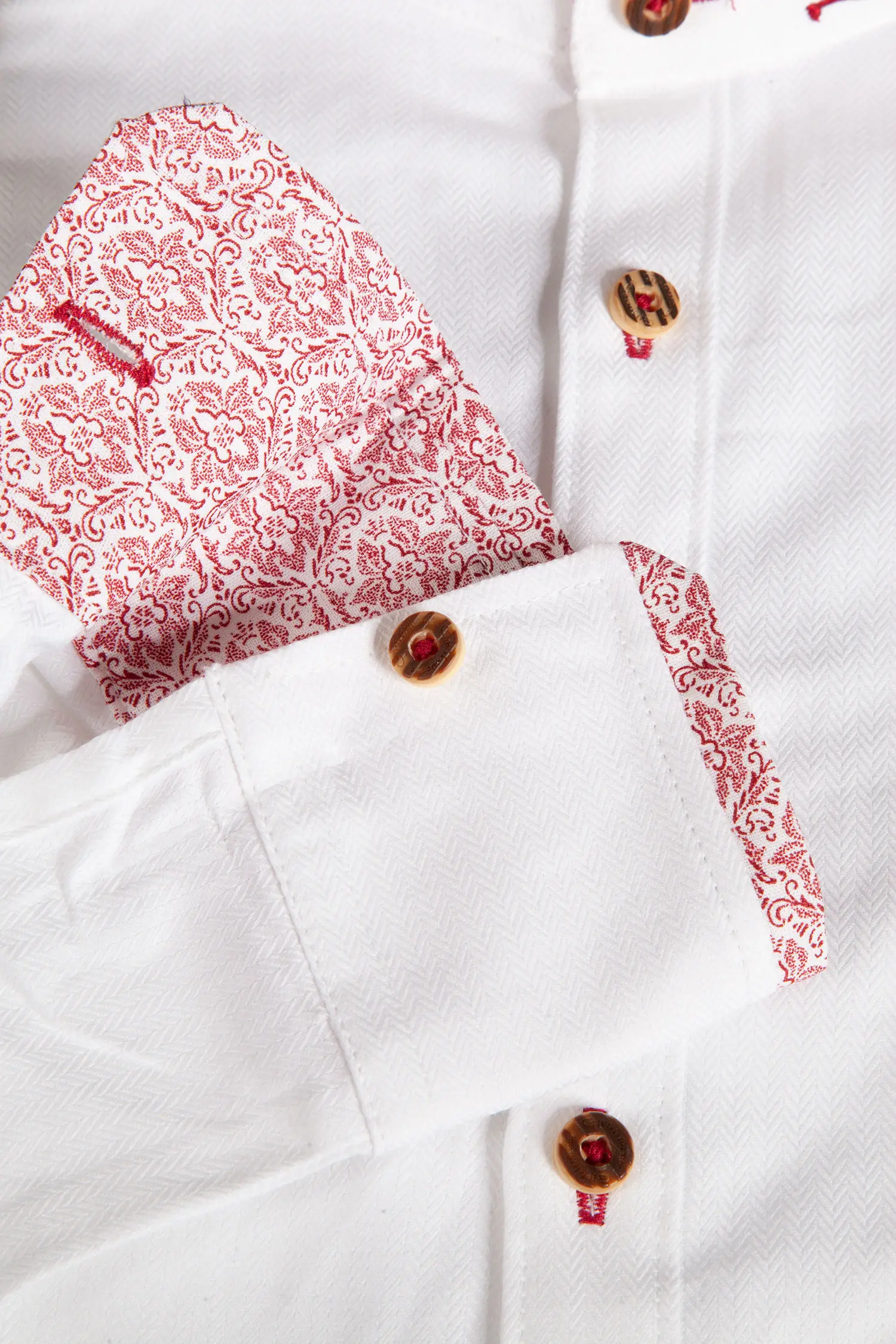 Trachtenhemd in weiß mit roten Details - Detail Ärmel