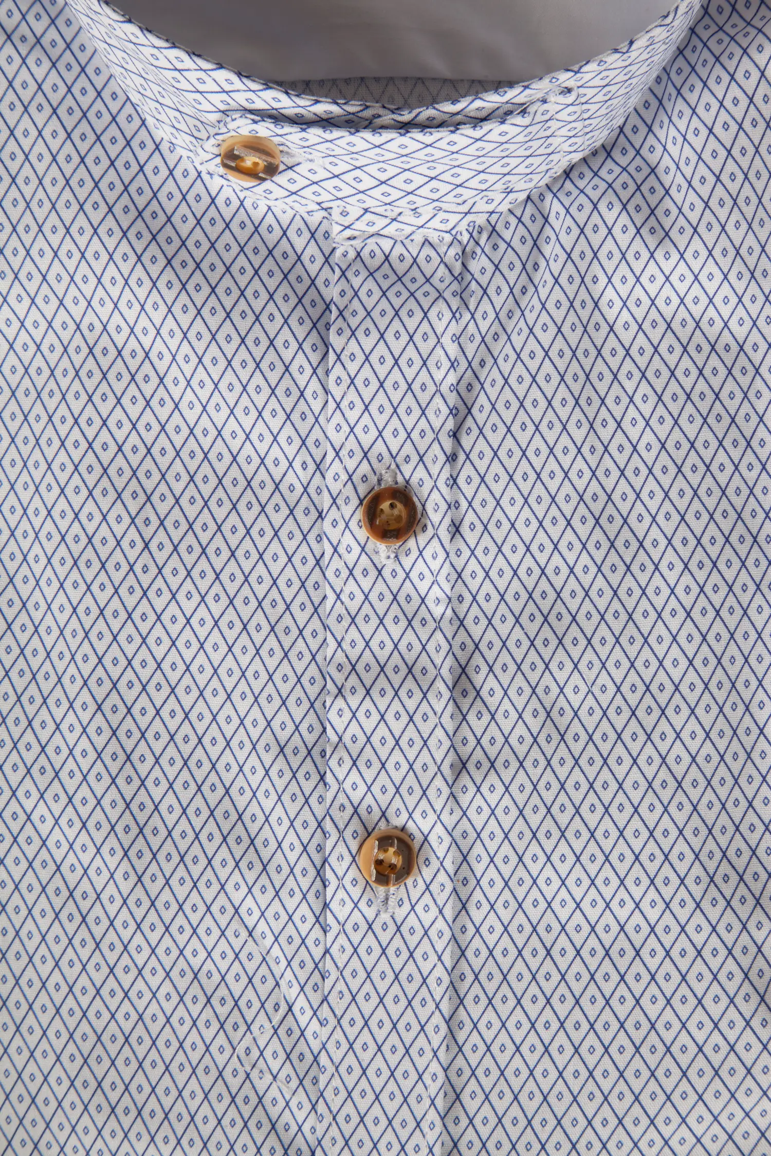1509-0021-BL4-23-06-b0444 Trachtenhemd in weiß mit blauem Muster - Detail Knöpfe