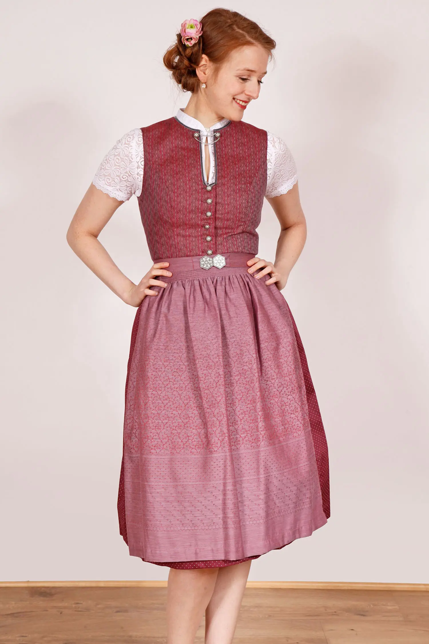 Midi Dirndl Viktoria in rosenholz und altrosa Model