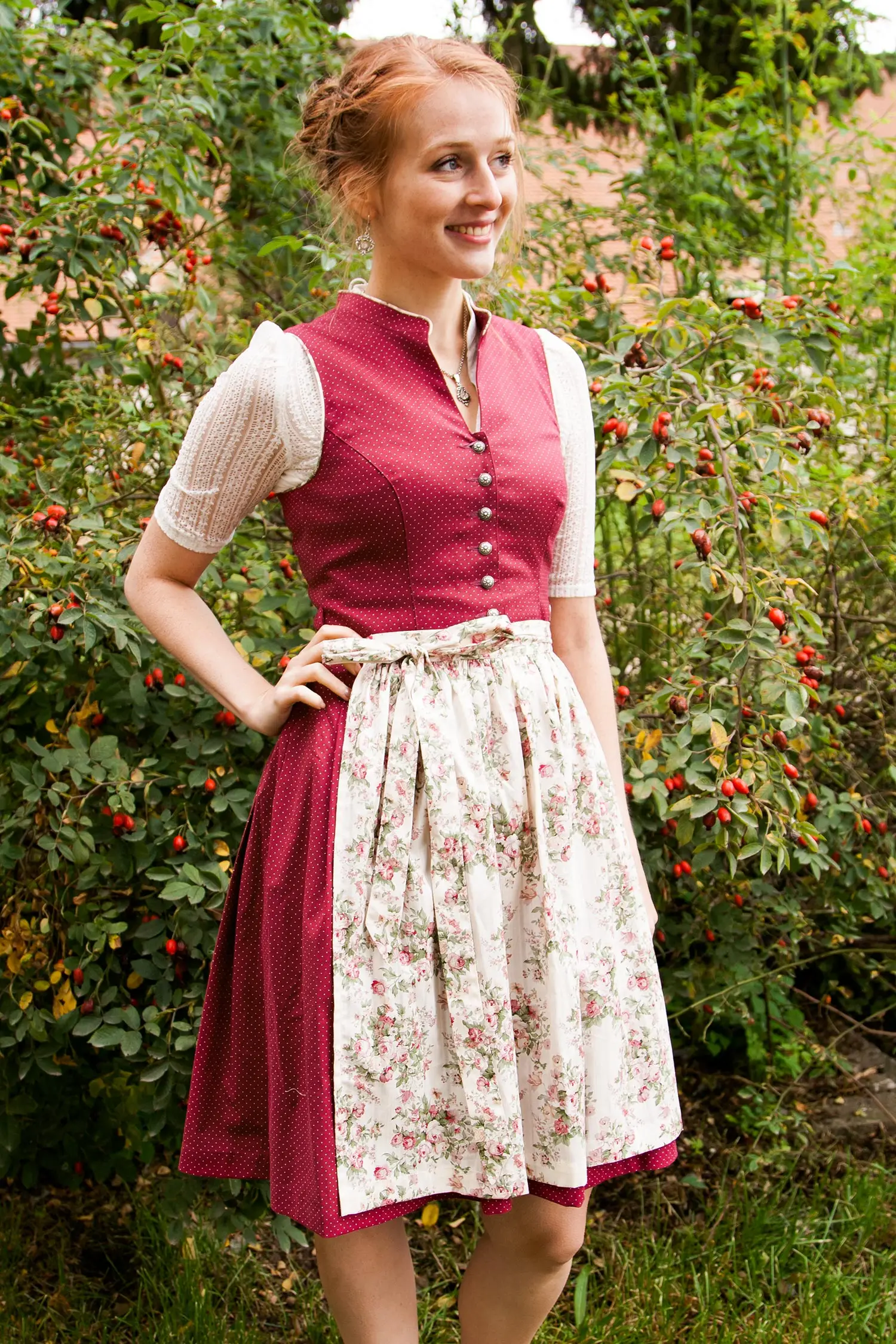 Mini Dirndl Gerlinda in weinrot aus Baumwolle Model