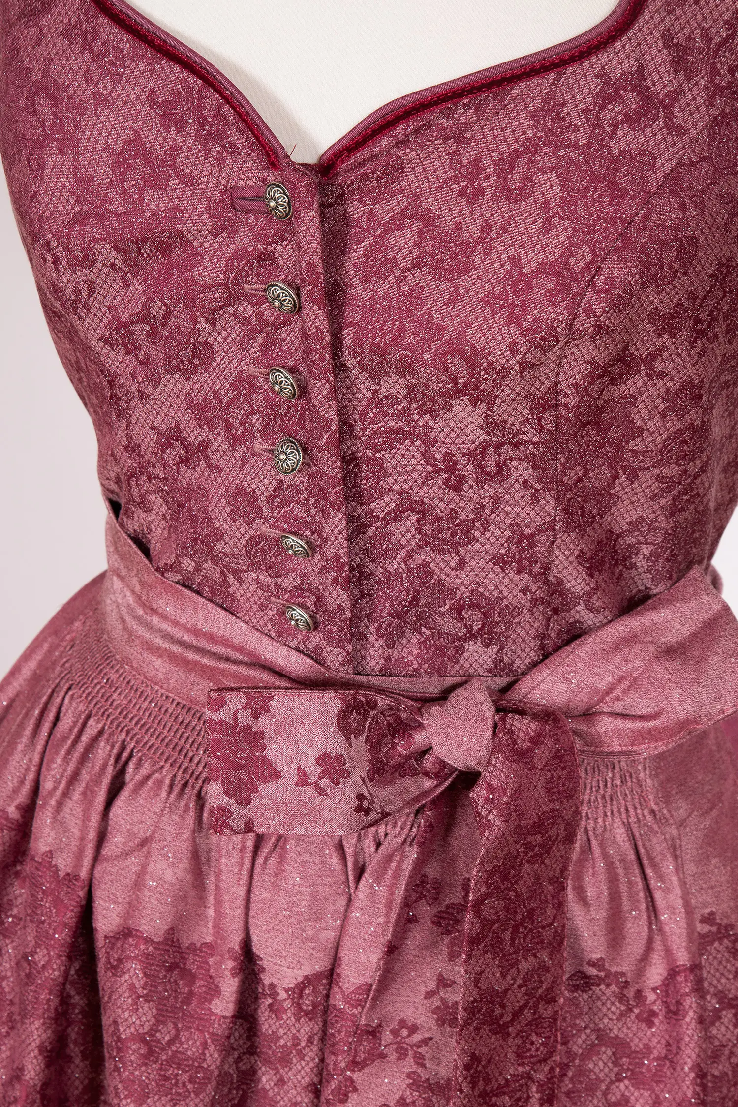 Midi Dirndl Franceska in beere mit Schneewittchenkragen Detail Mieder