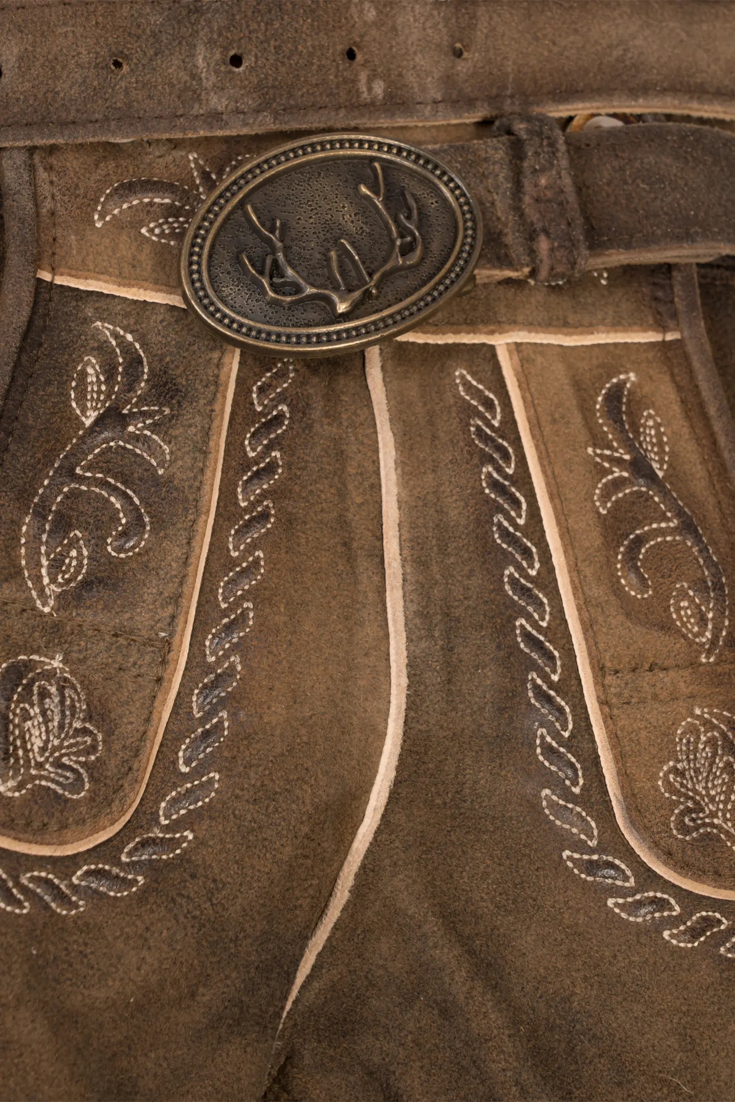 Lederhose Angelina in Mittelbraun Detail Latz