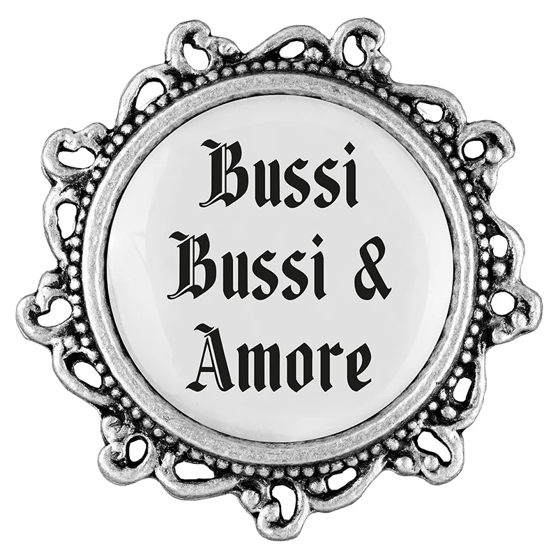 Anstecker "Bussi Bussi & Amore" von Gaudiknopf Gaudiknopf Bussi Bussi Amore mit Schnörkeleien