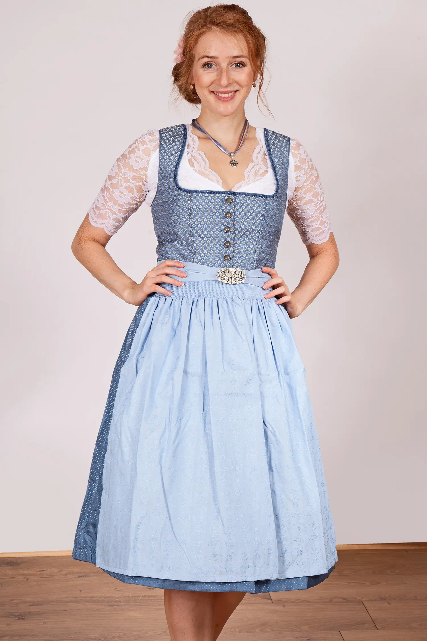 Midi Dirndl in hellblau mit Knöpfen und Blüten Bilder