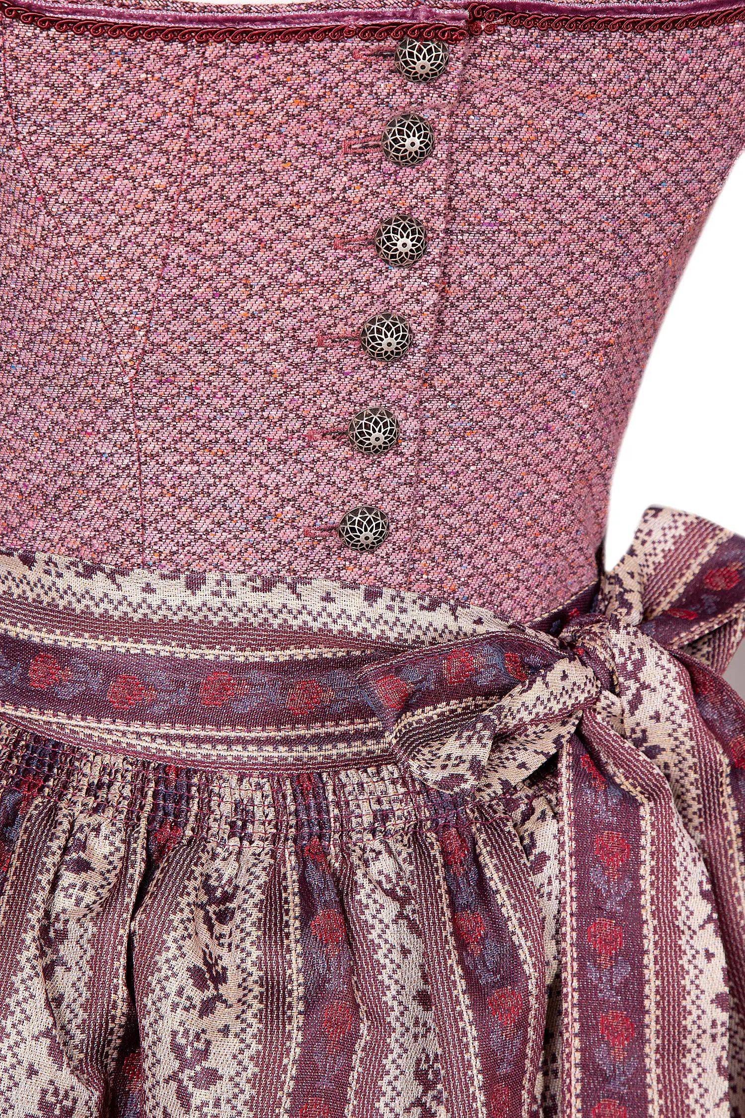 Dirndl in bordeaux mit traditioneller Schürze - Detail Mieder