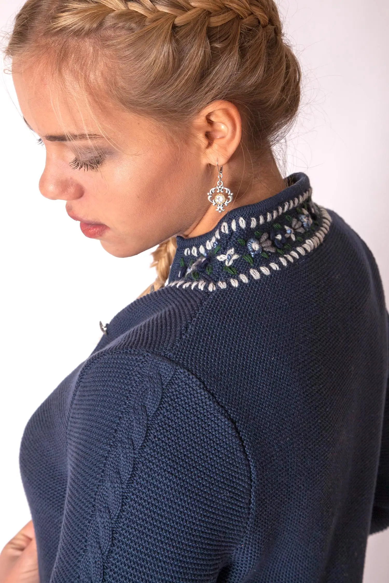 Trachten Strickjacke in marine mit Stehkragen Detail