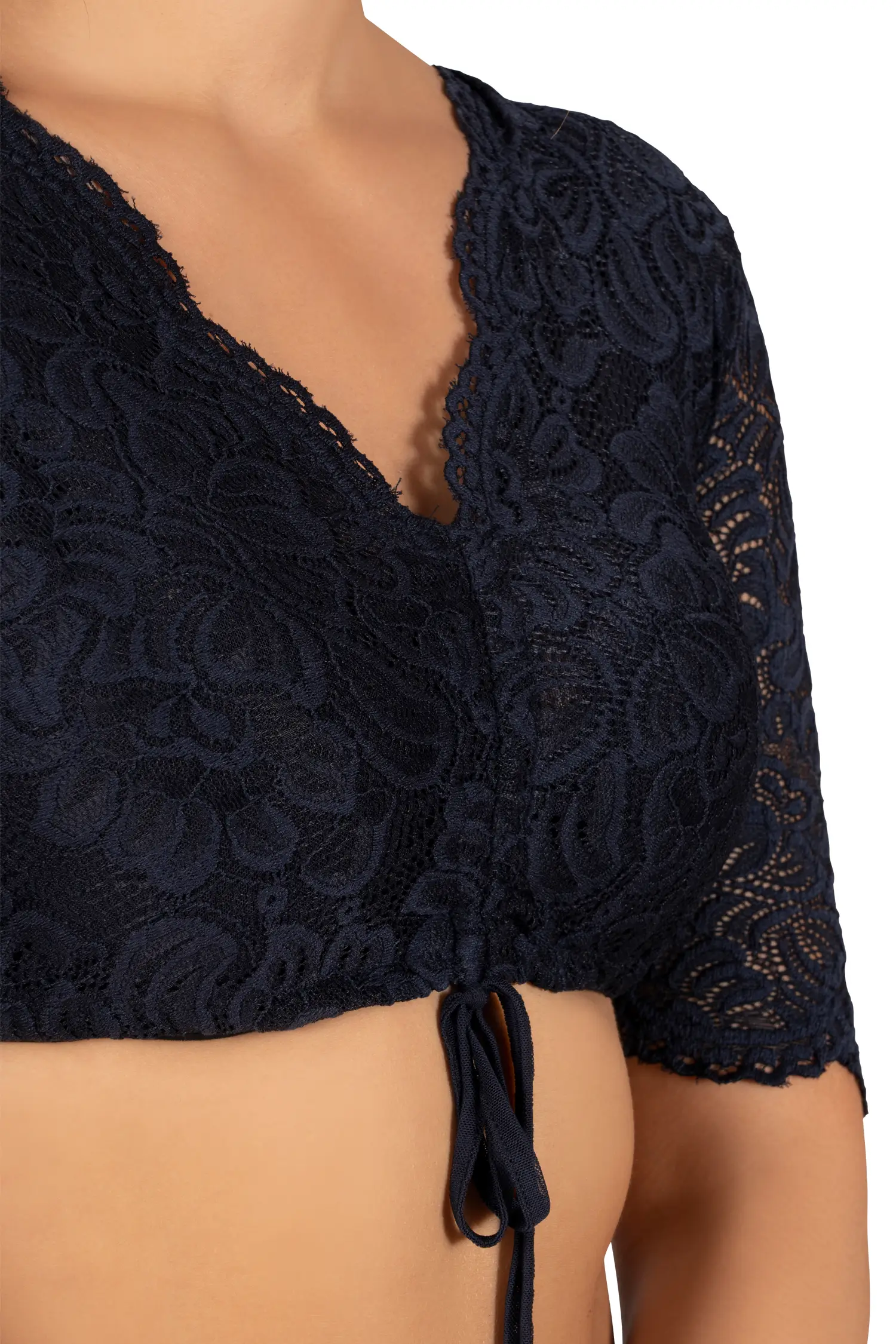 Dirndlbluse Ansbach dunkelblau mit halblangen Ärmeln - Detail Ausschnitt