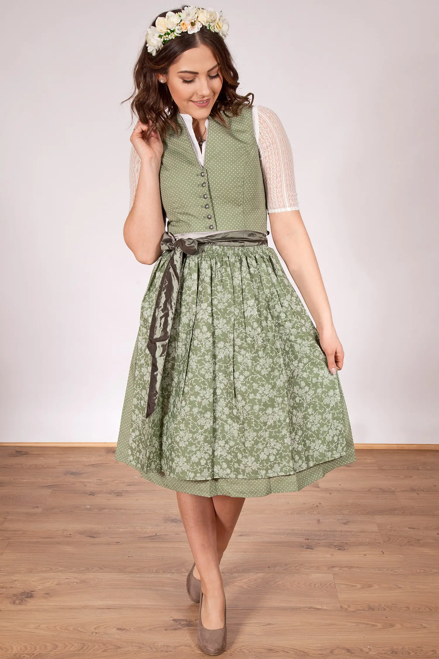 Midi Dirndl in blassgrün weiß gepunktet hochgeschlossen Model