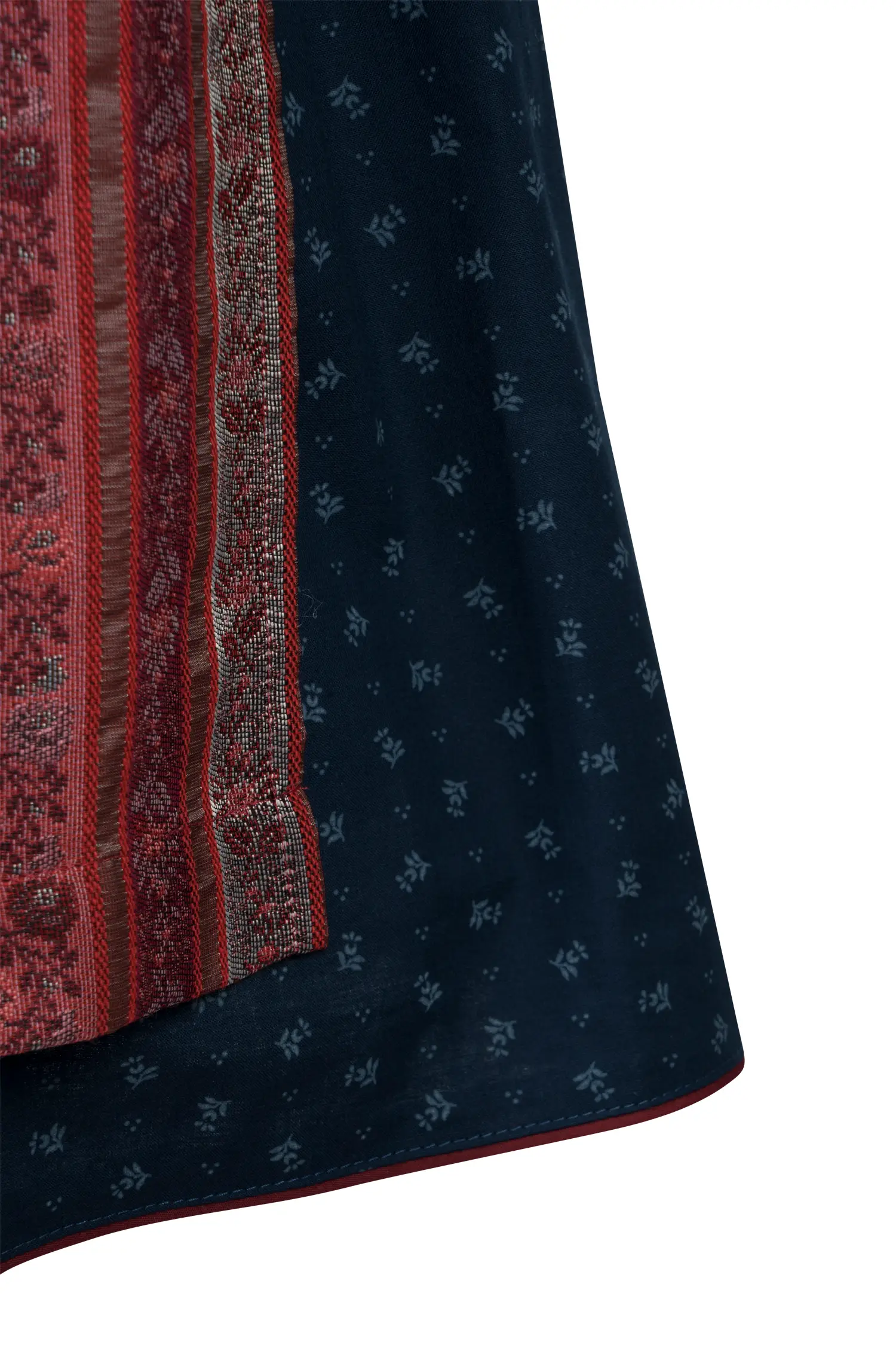 3098-0374-rt5-24-02-0604251 Gamsbock Dirndl in rot mit blauem Rock - Detail Rock