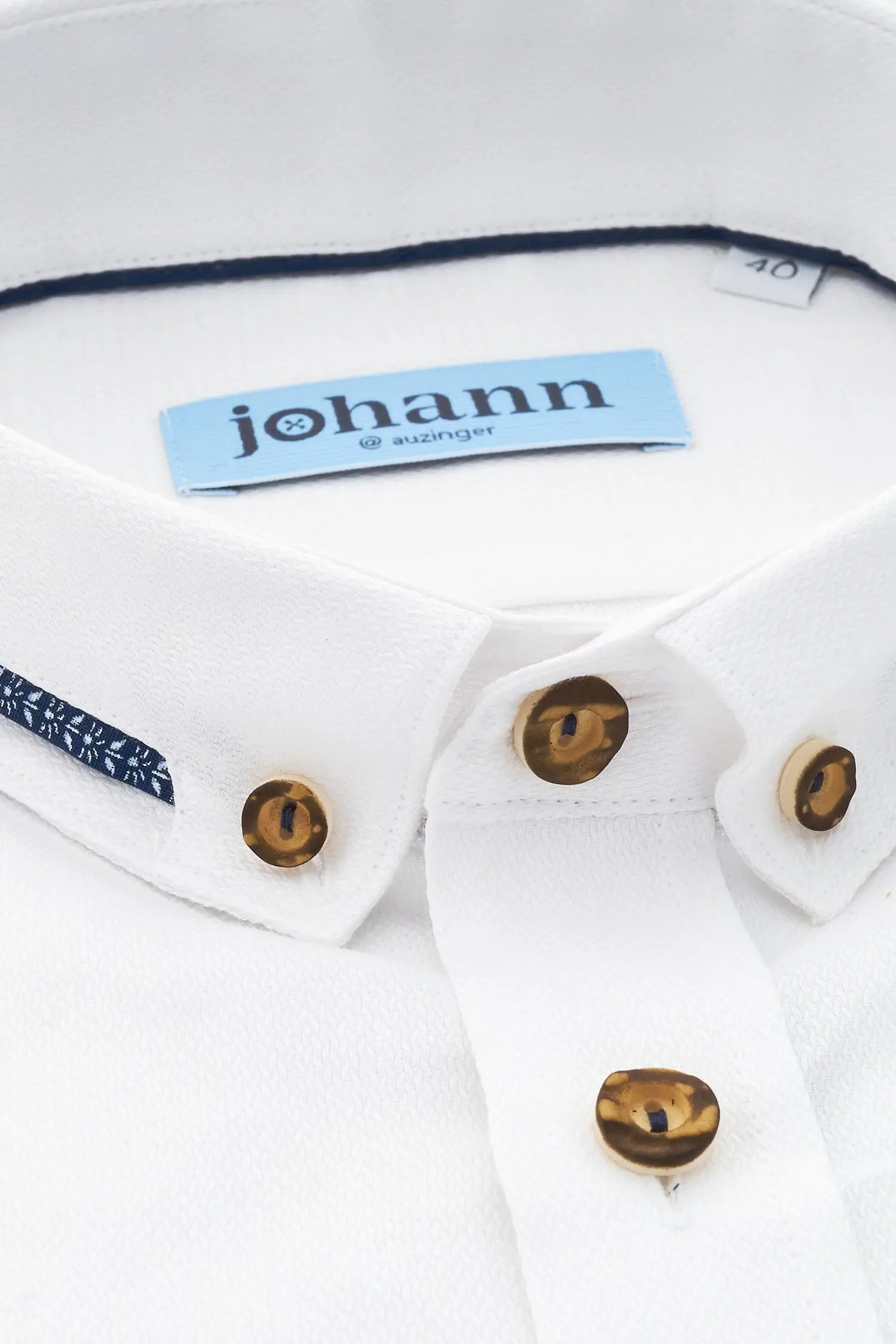 Hemd in Weiß mit Blauen Applikationen von Johann